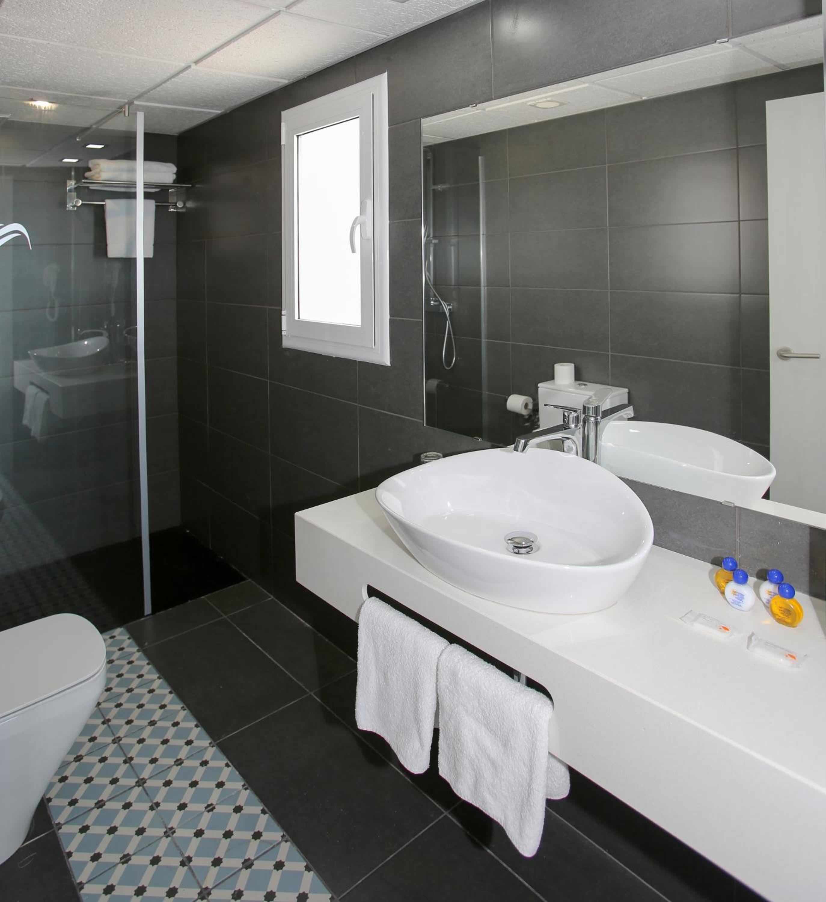 Triple Room (2 Adults + 1 Child) photo 2