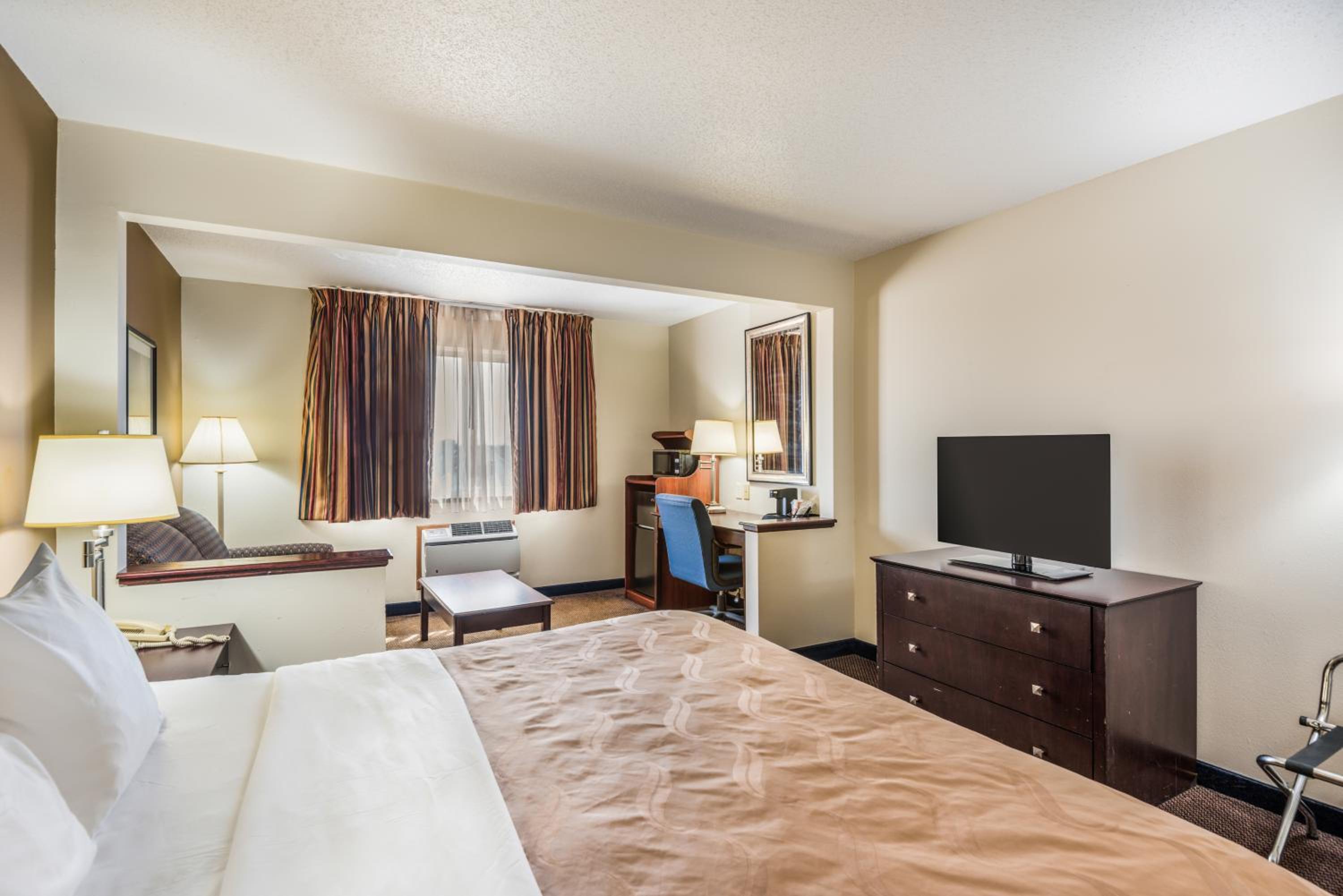 King Suite with Sofa Bed - Non-Smoking - Photo 1