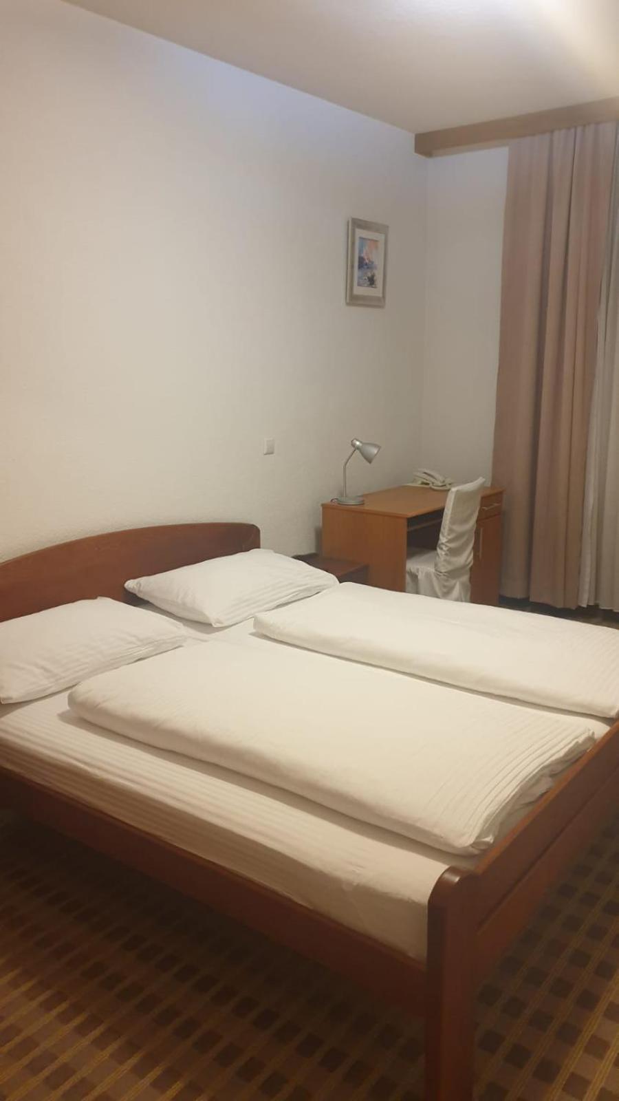 Deluxe Double Room (2 Adults + 1 Child) - Photo 1