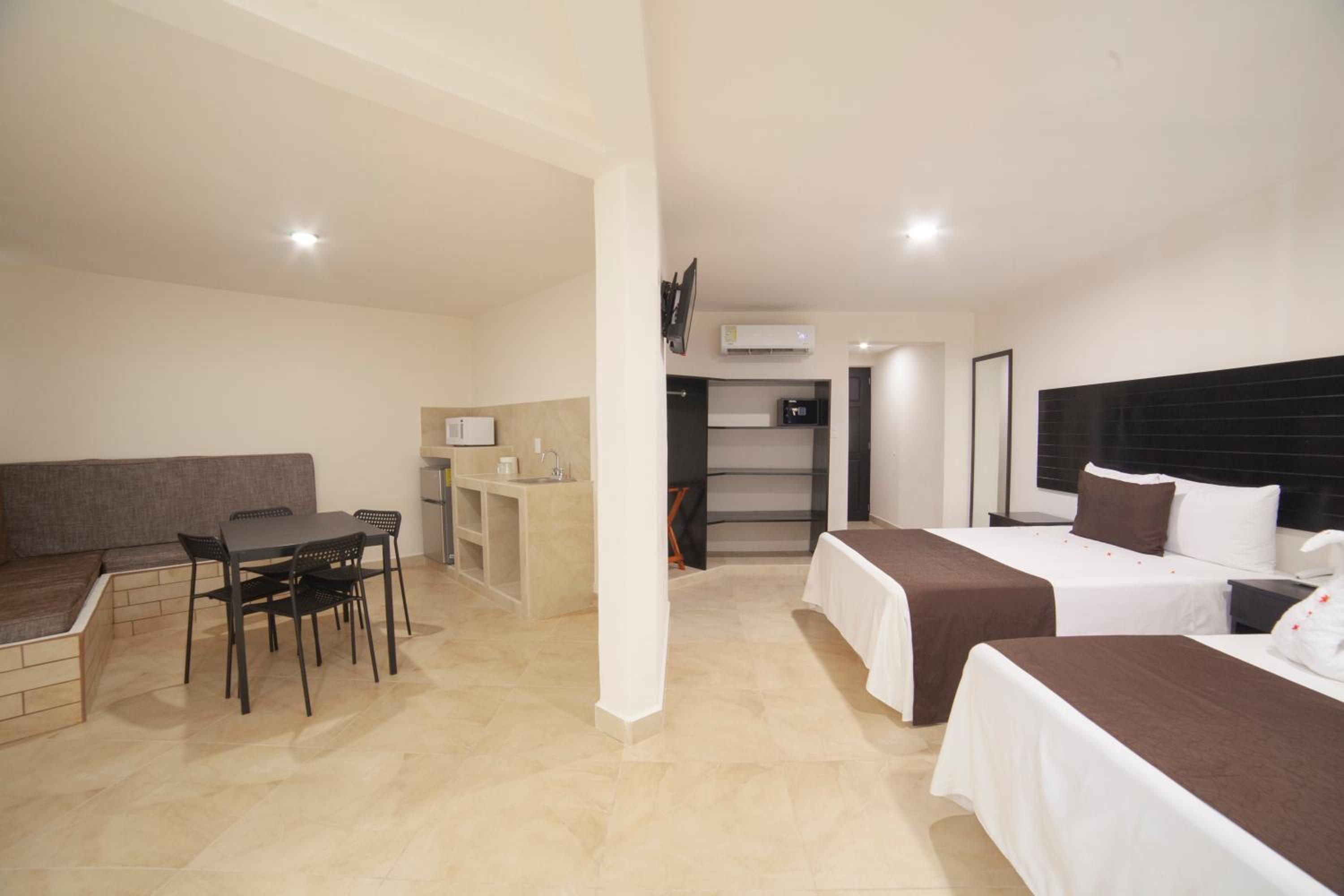 Double Room with Two Double Beds - Photo 8