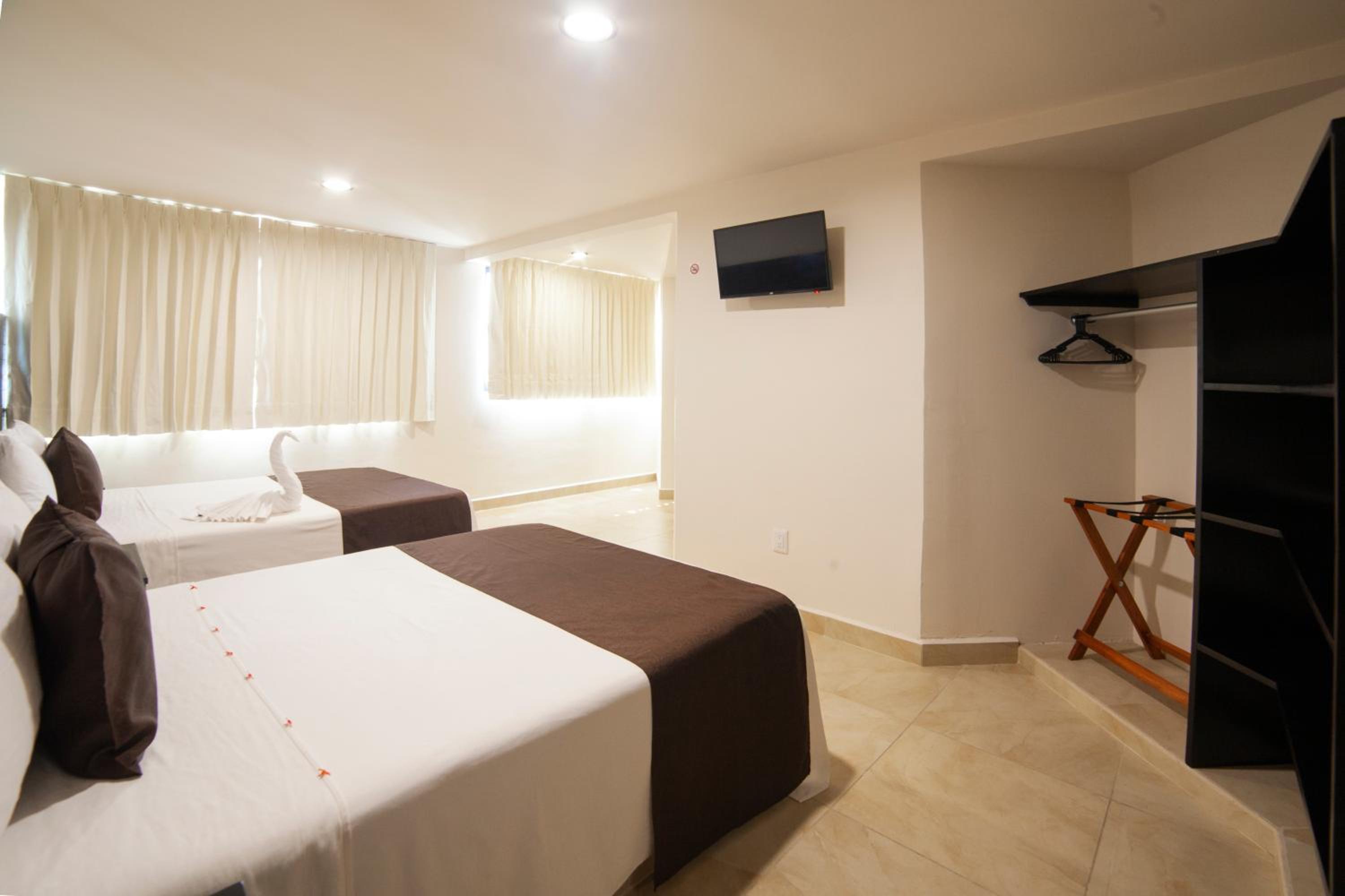 Double Room with Two Double Beds - Photo 3