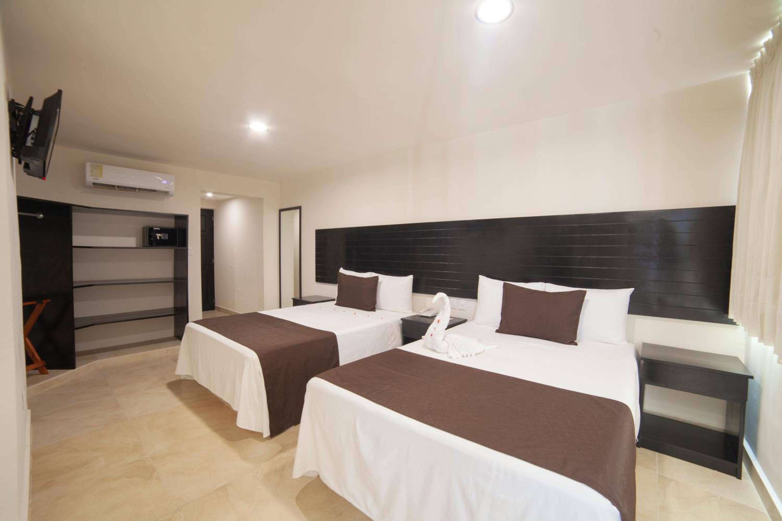 Double Room with Two Double Beds - Photo 7