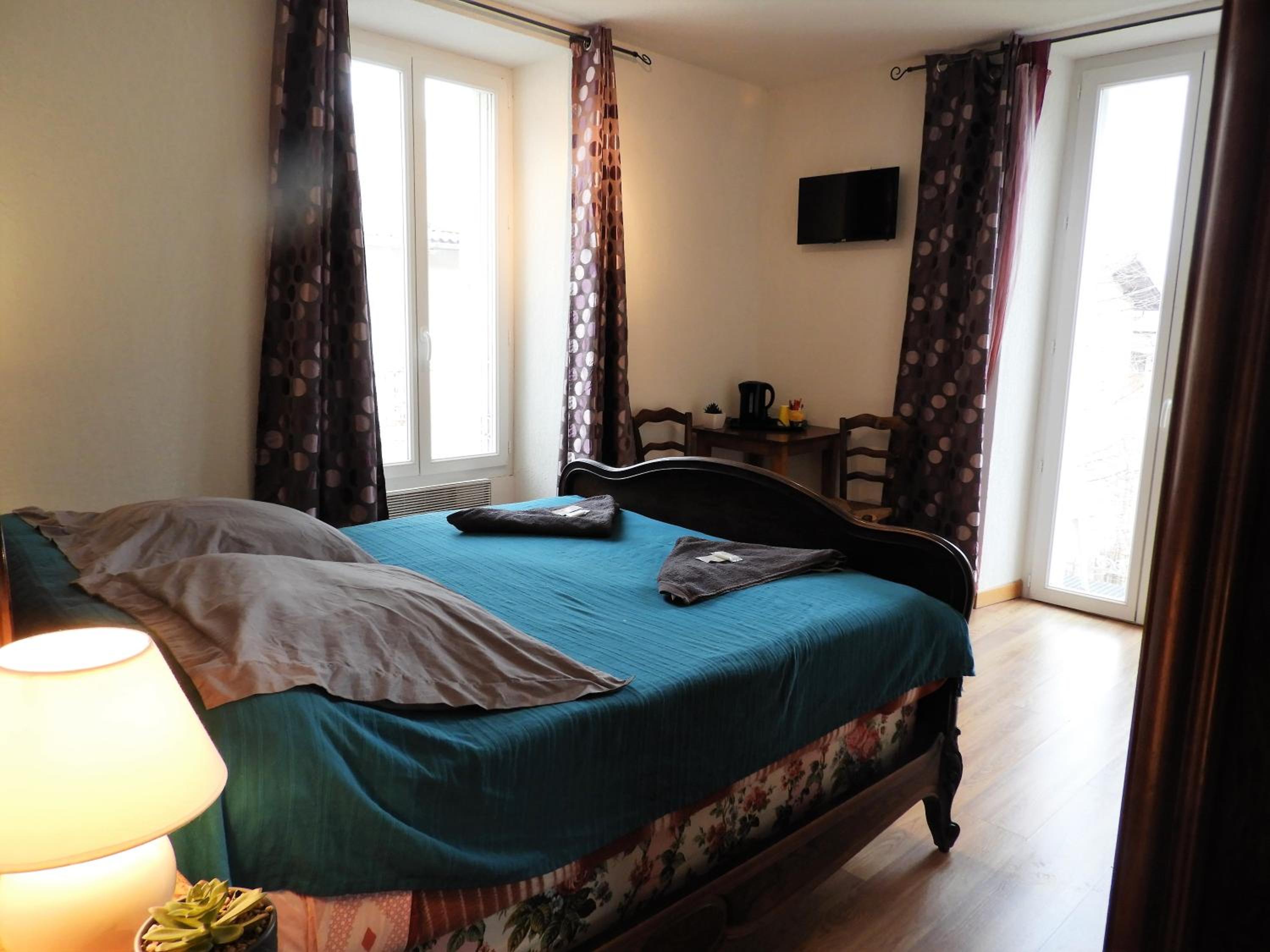 Family Room with Private Bathroom - Photo 2