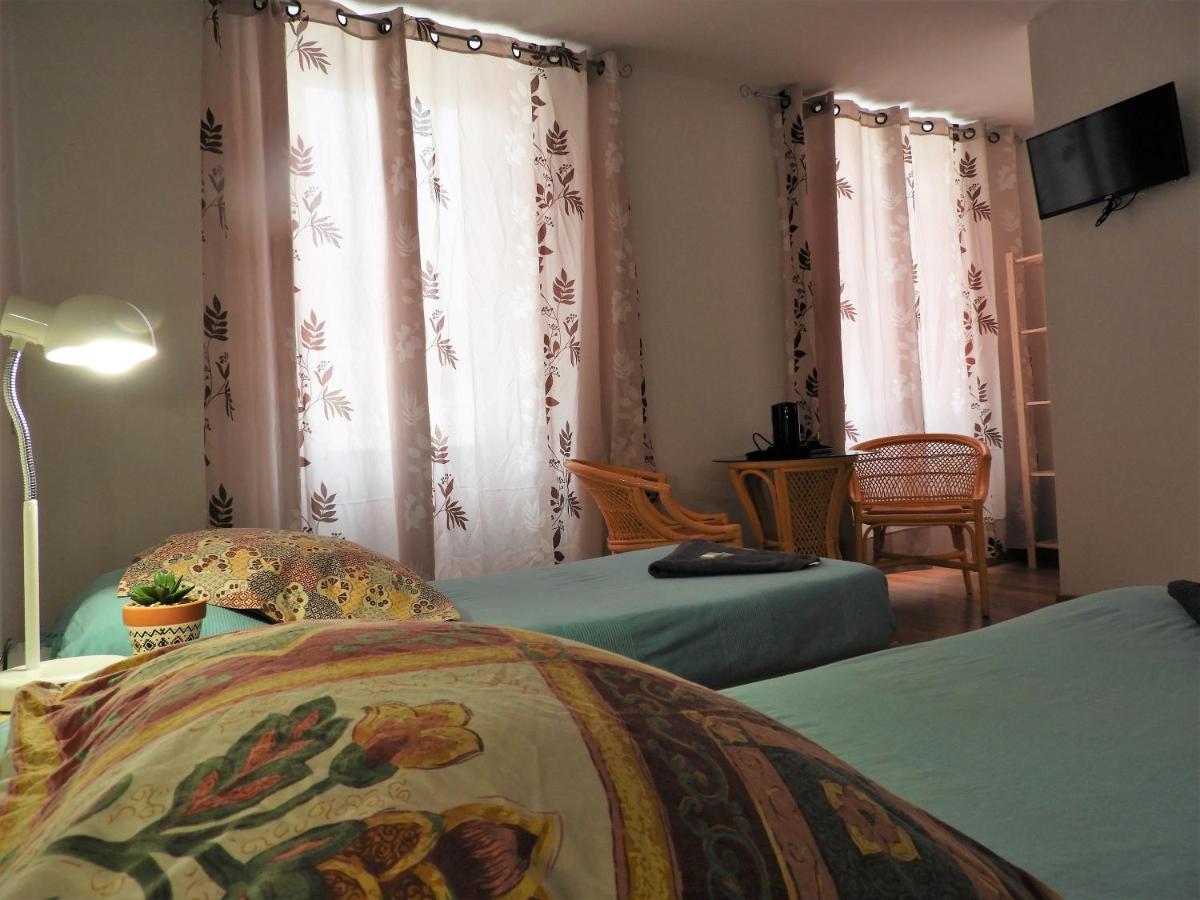 Twin Room with Private Bathroom photo 2