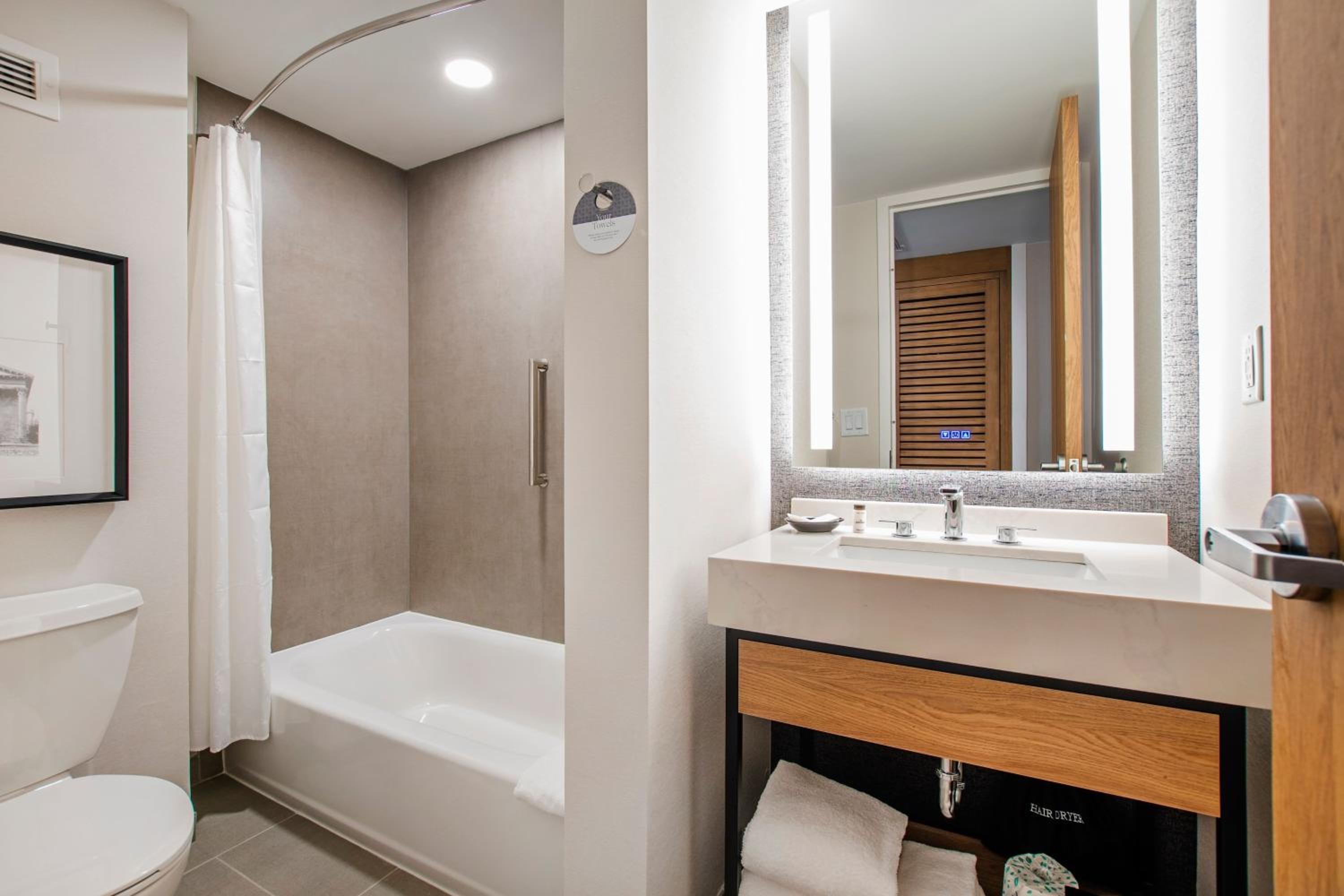 Queen Room with Two Queen Beds and Adapted Tub - Mobility Accessible photo 2
