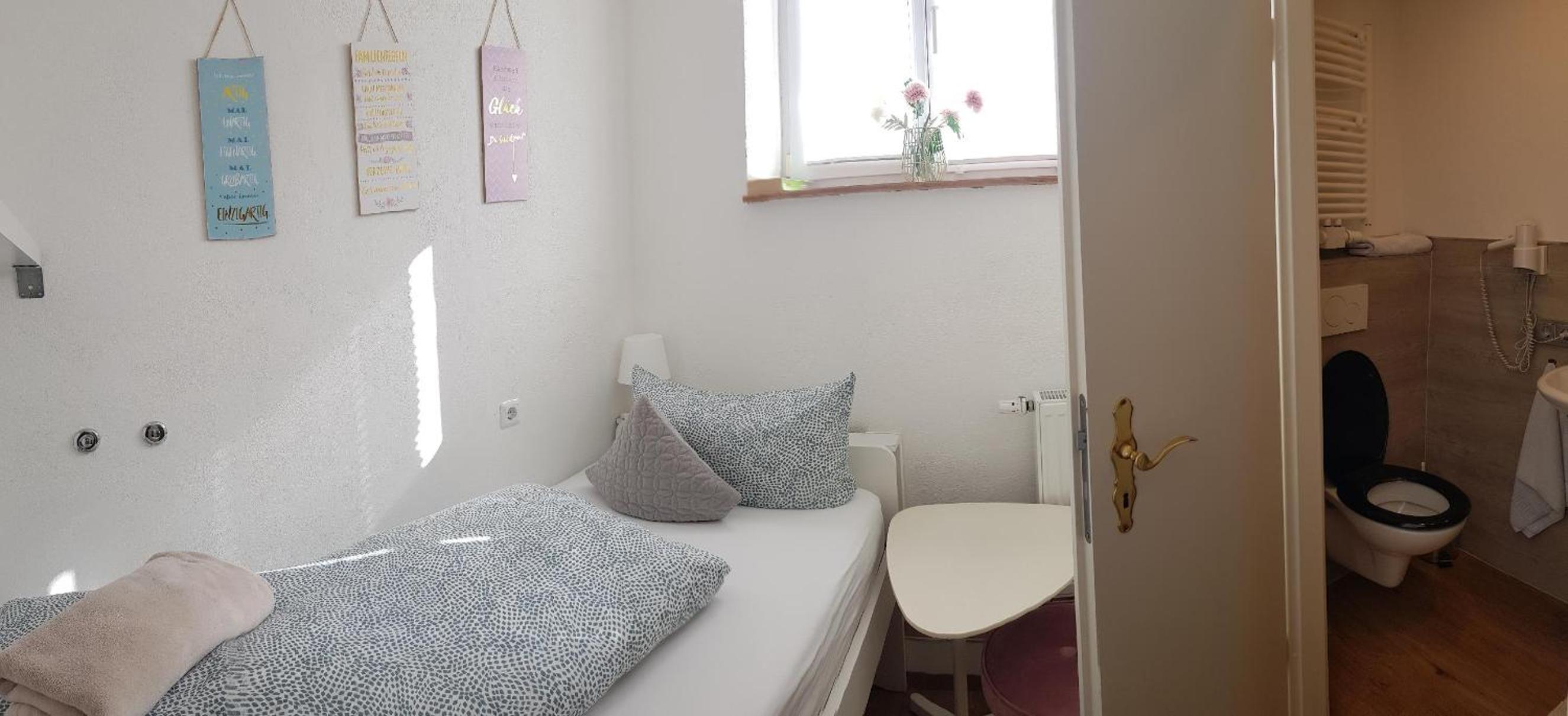 Small Single Room with Private Bathroom photo 2