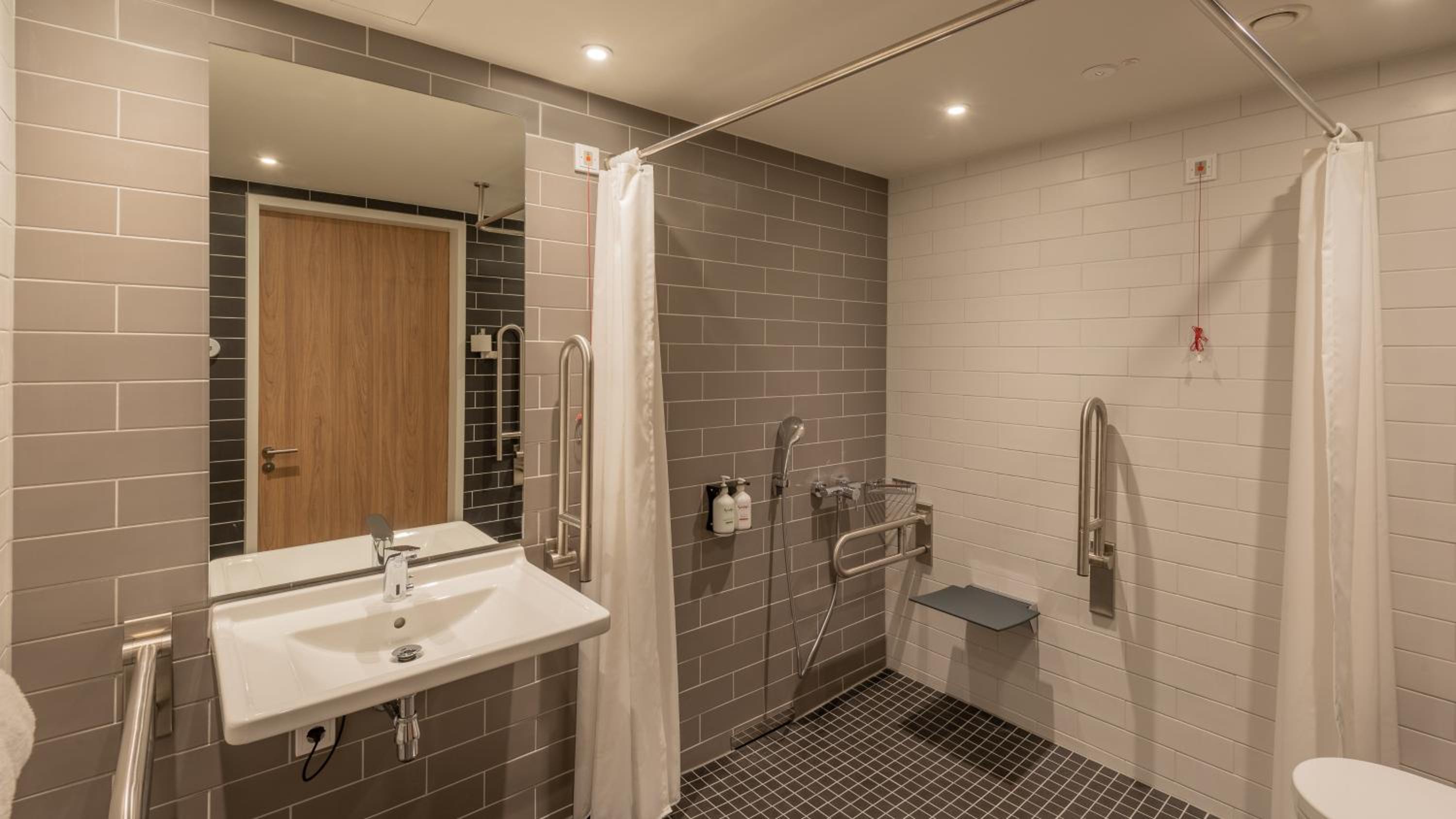 Standard Queen Room - Accessible - Photo 6