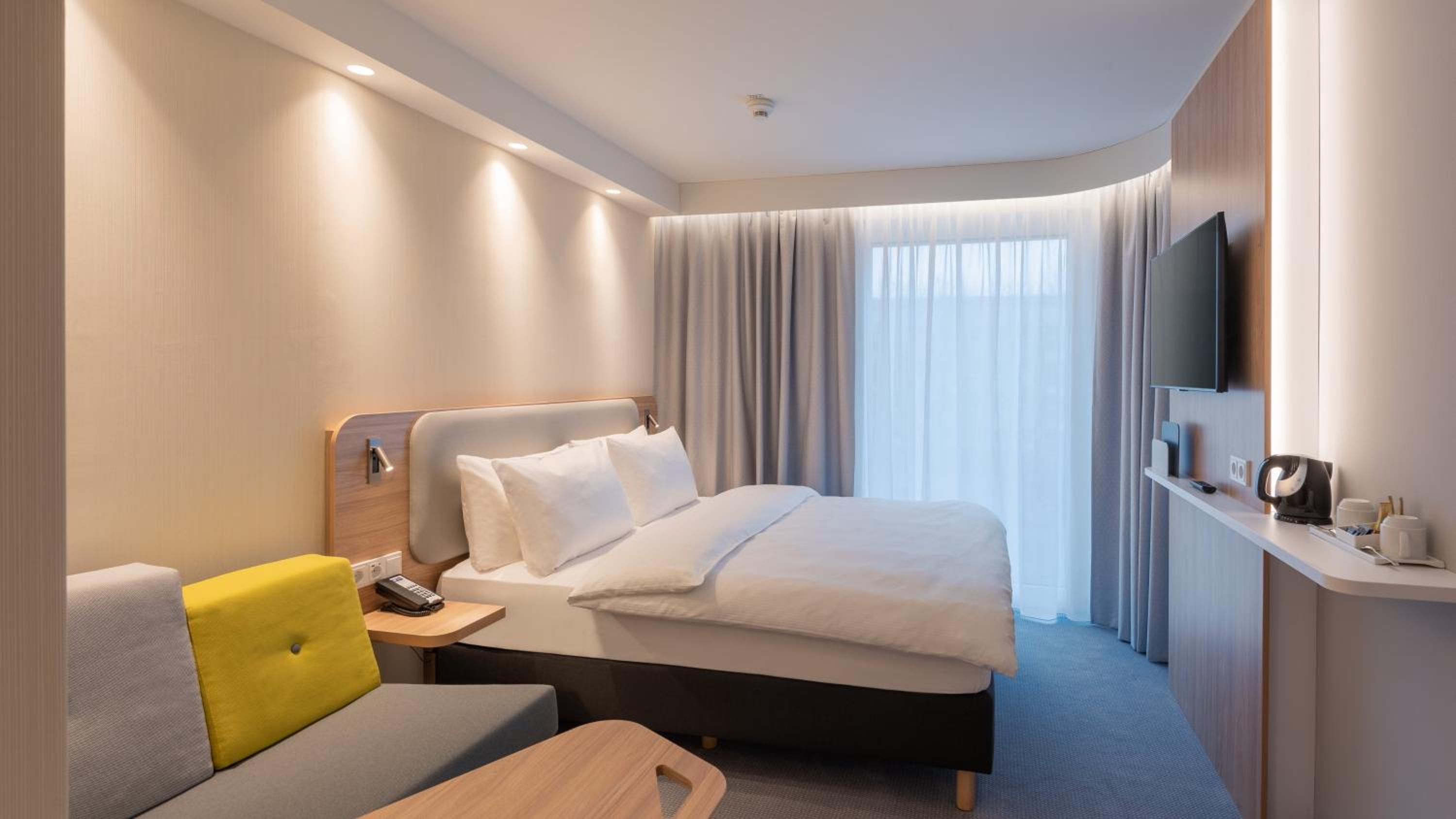 Standard Queen Room with Sofa Bed - Photo 1