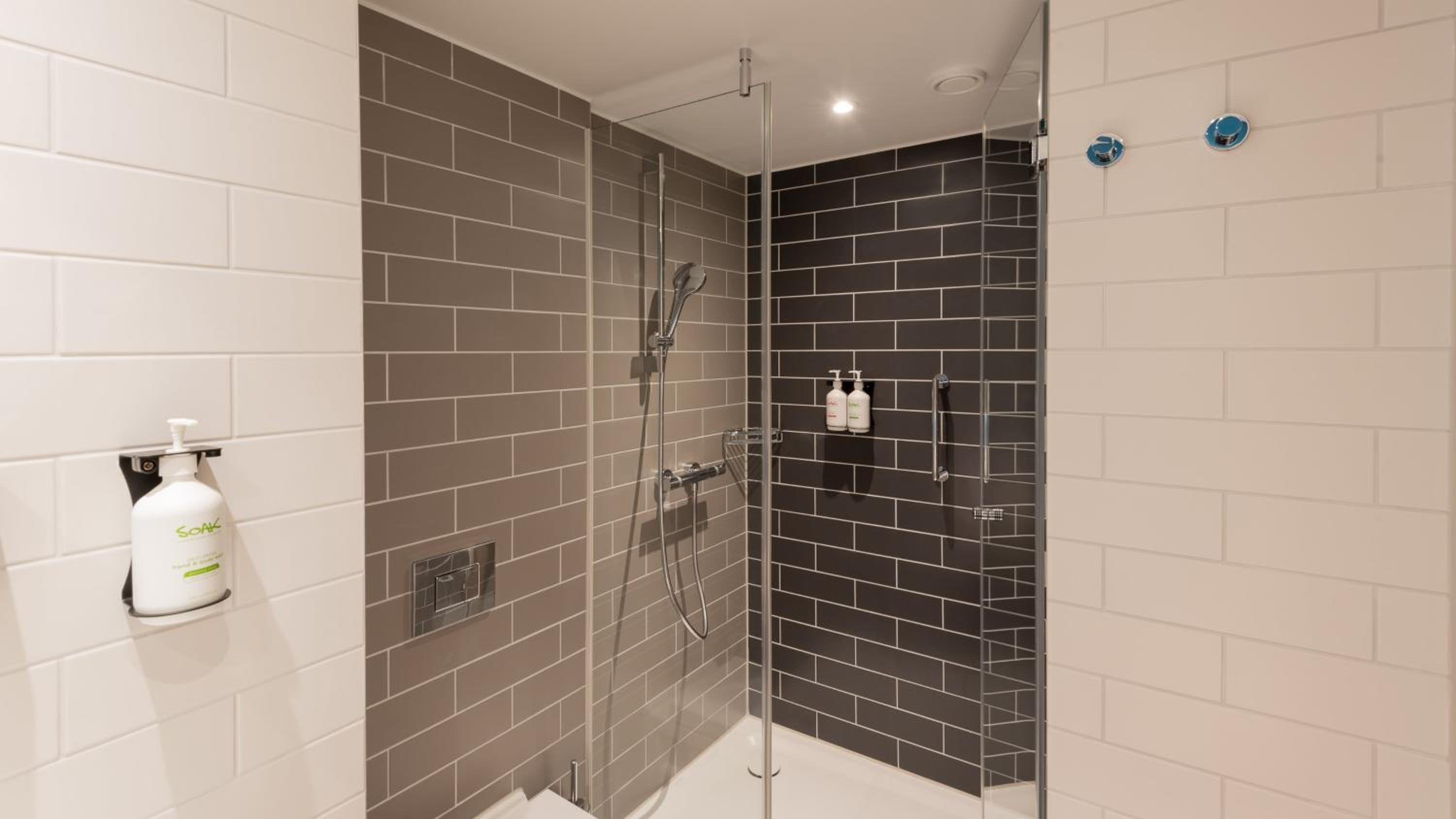 Standard Queen Room - Photo 10