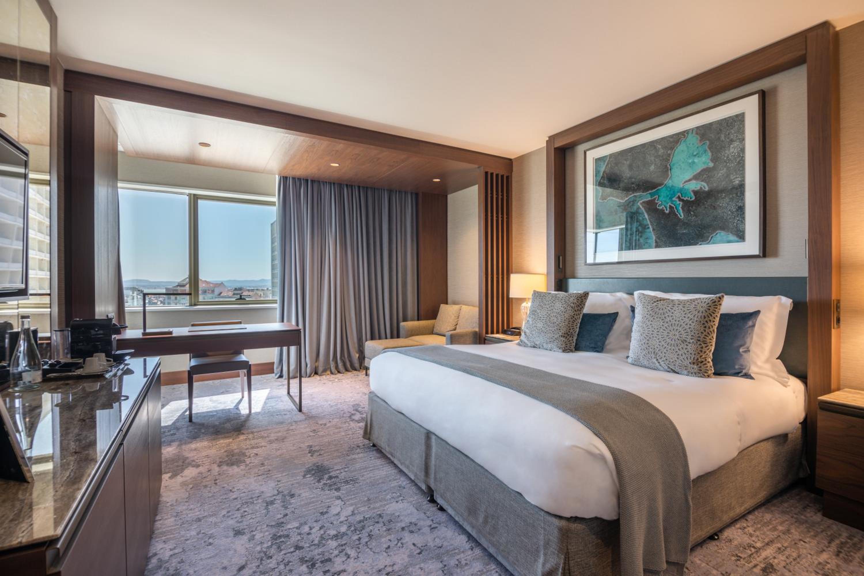 Queen or Twin Classic City View