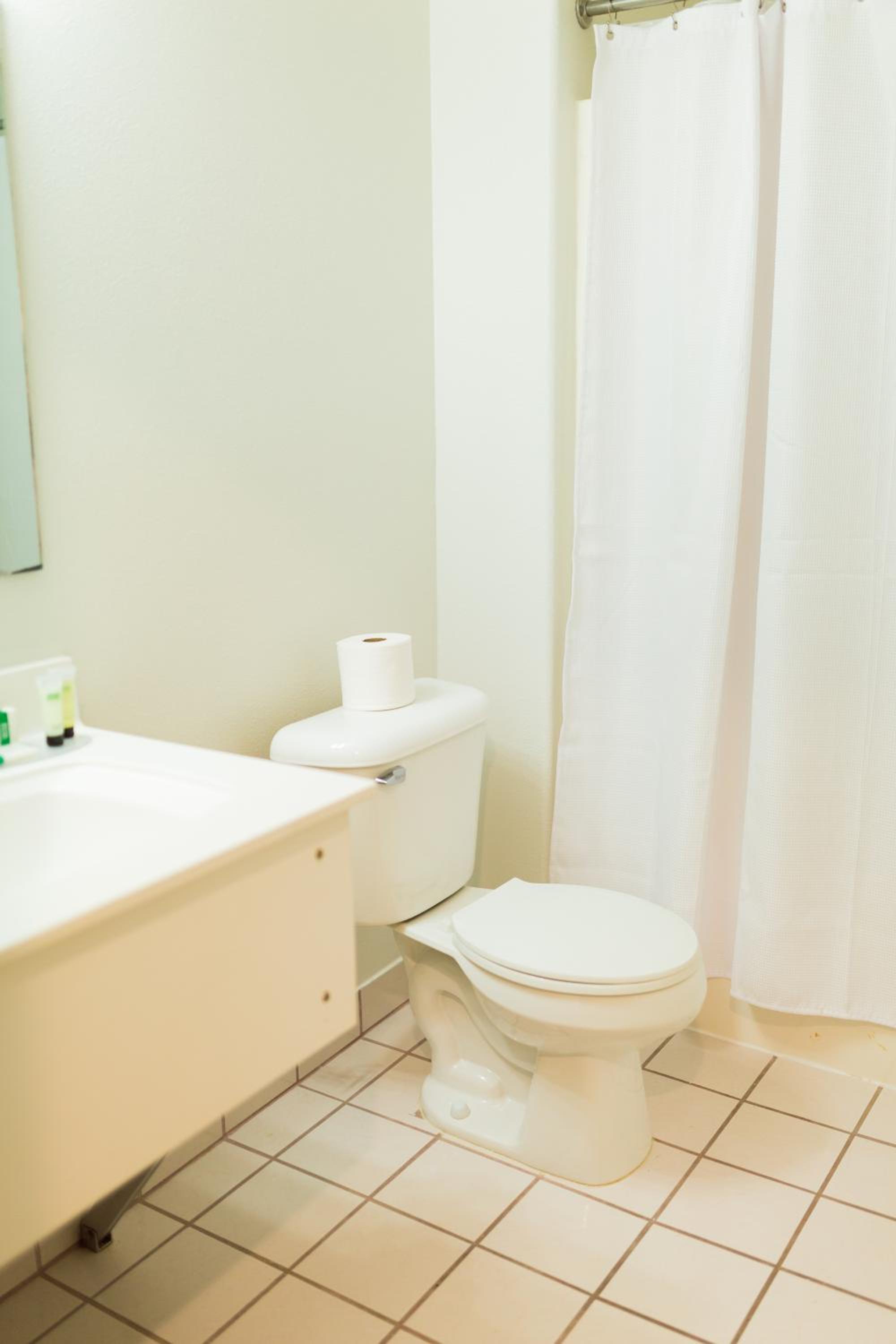 Standard Queen Room - Photo 4