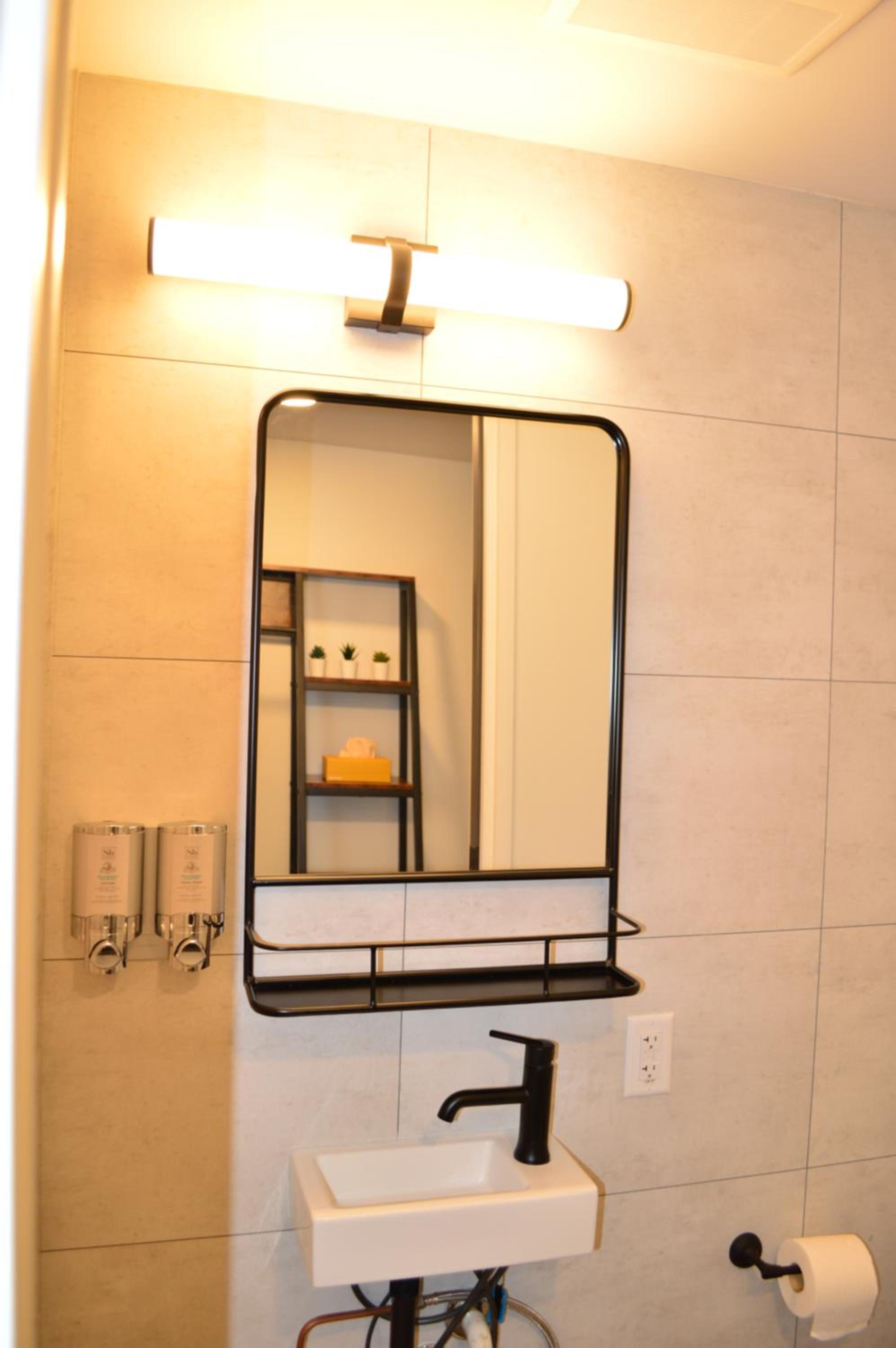 Full Room with Private Bathroom - Photo 2