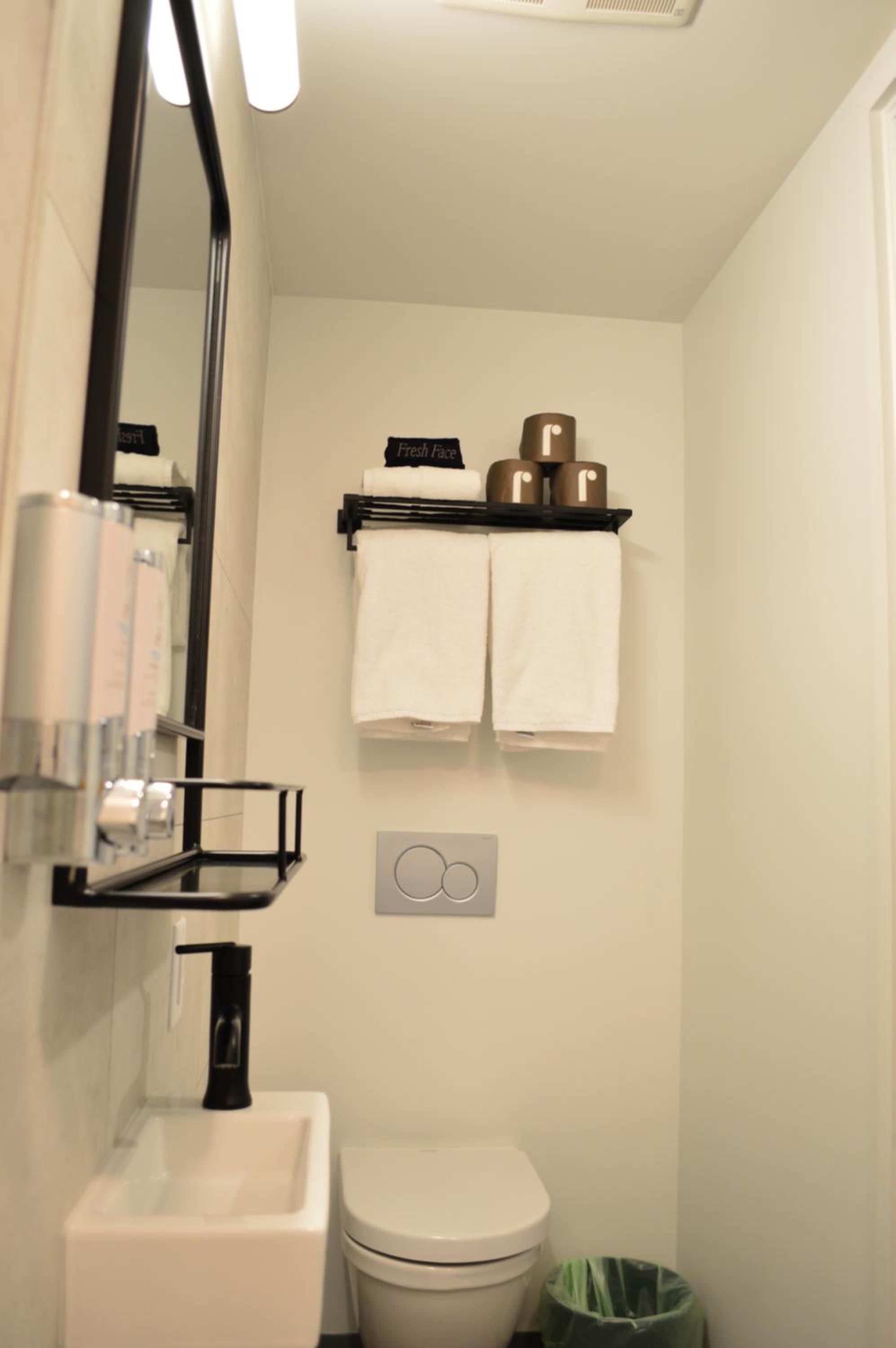 Full Room with Private Bathroom - Photo 5