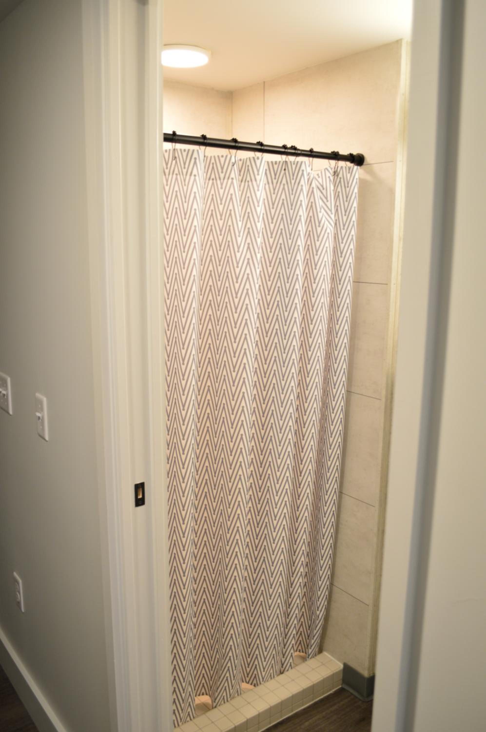 Full Room with Private Bathroom - Photo 3