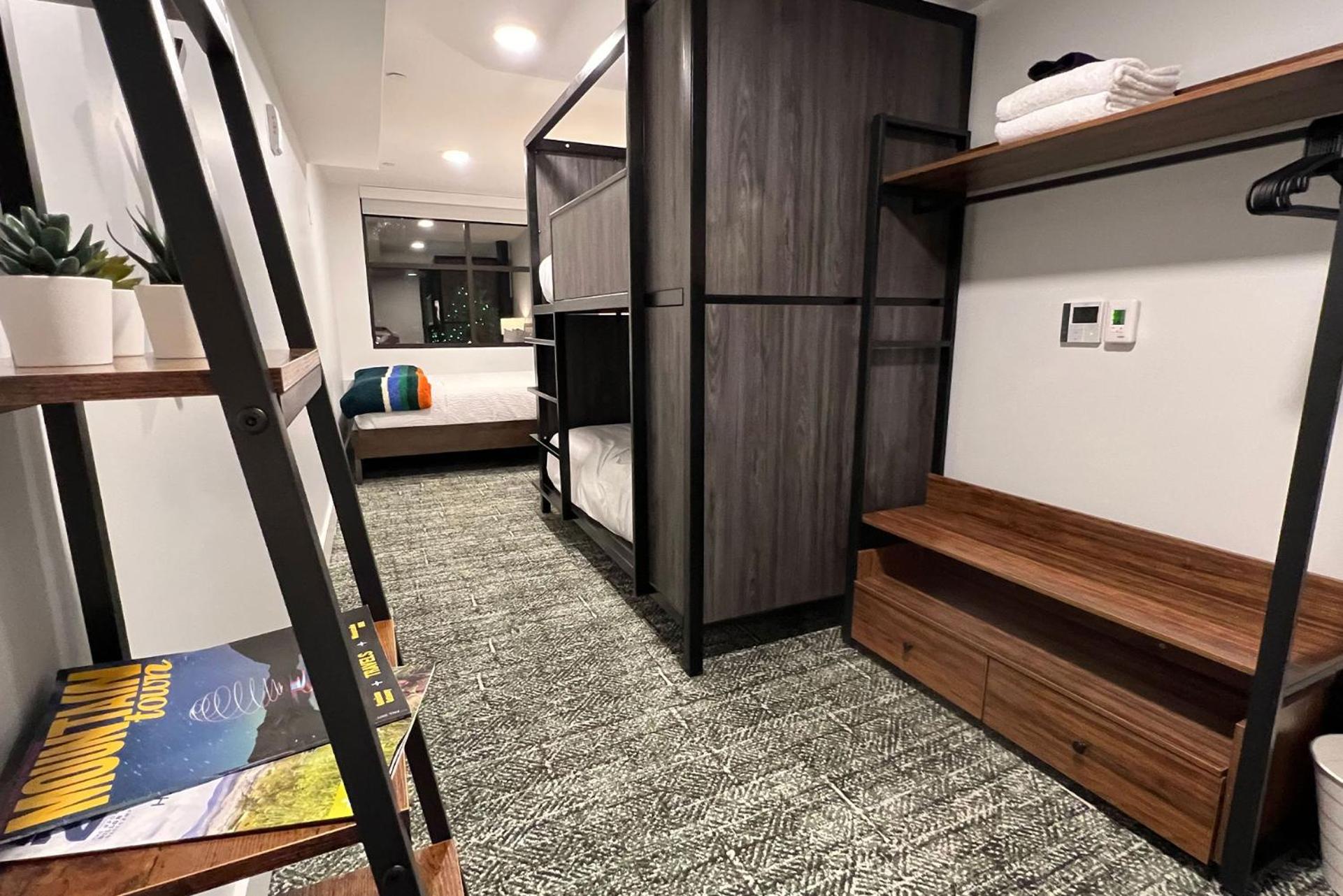 Family Room(Queen Bed + Bunk Beds) with Shared Bathroom