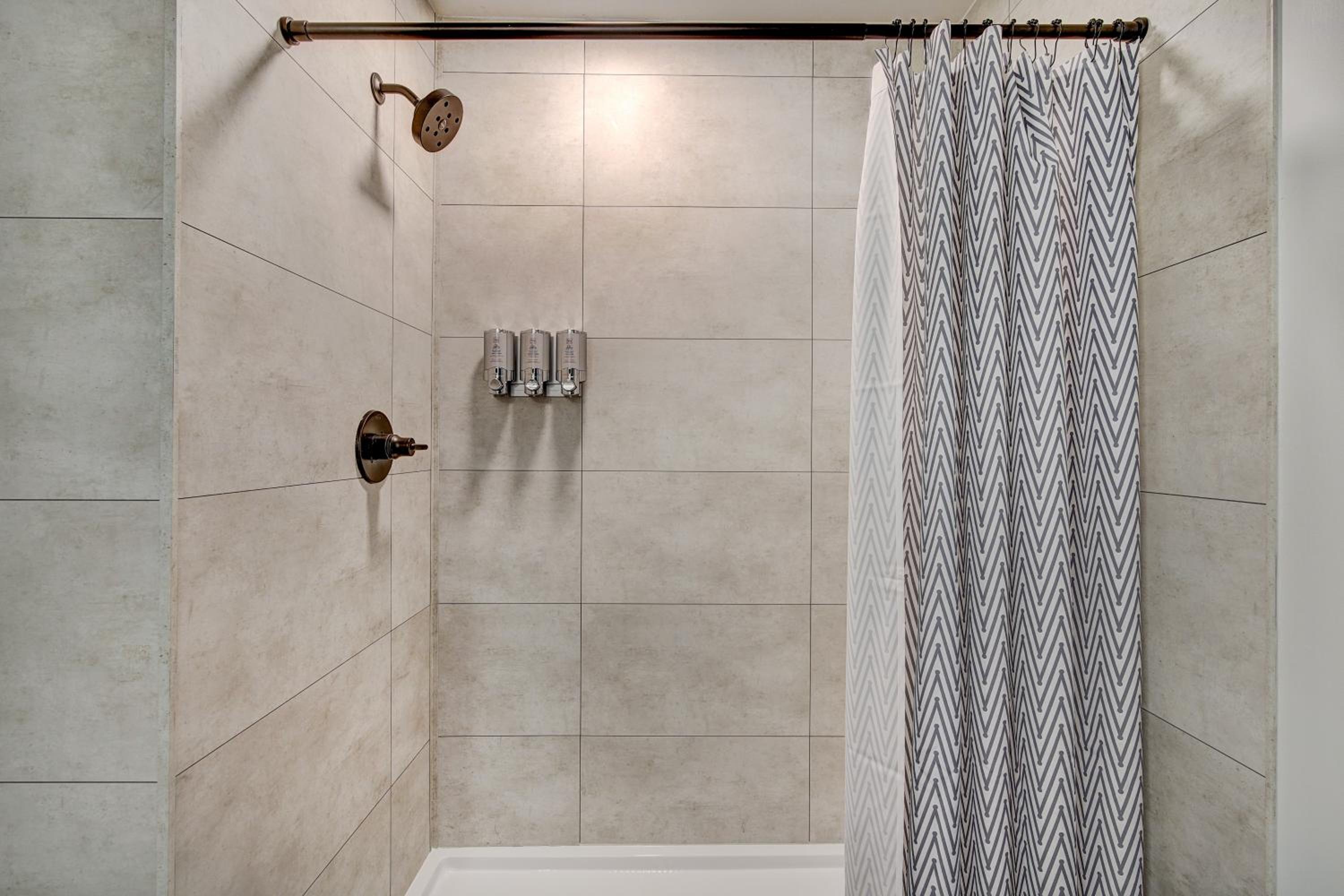 1 Queen Room with Futon with Private Bathroom - Photo 4