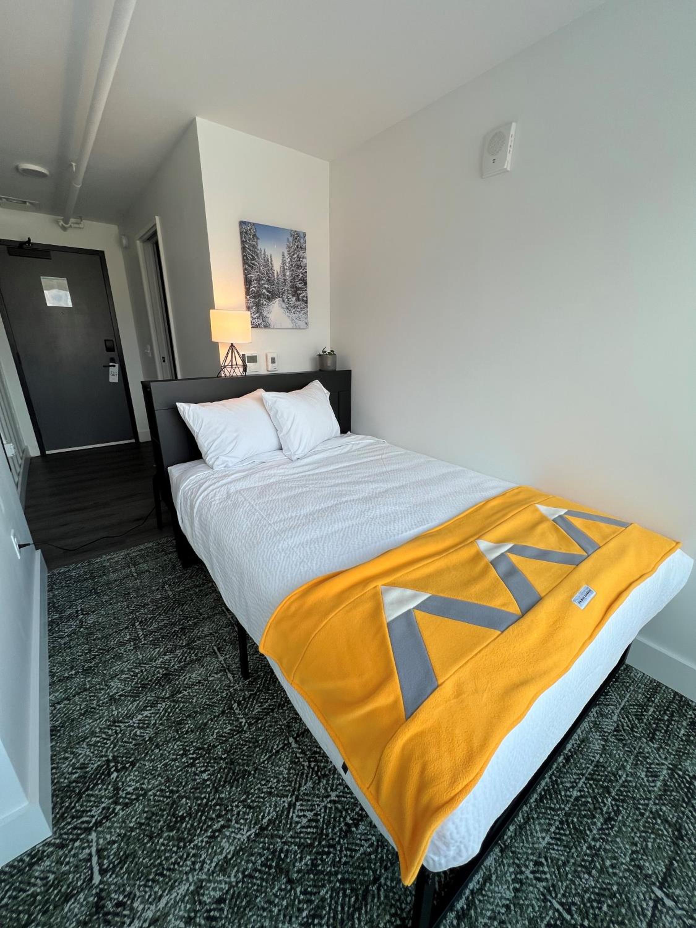 Full Room with Private Bathroom - Photo 4