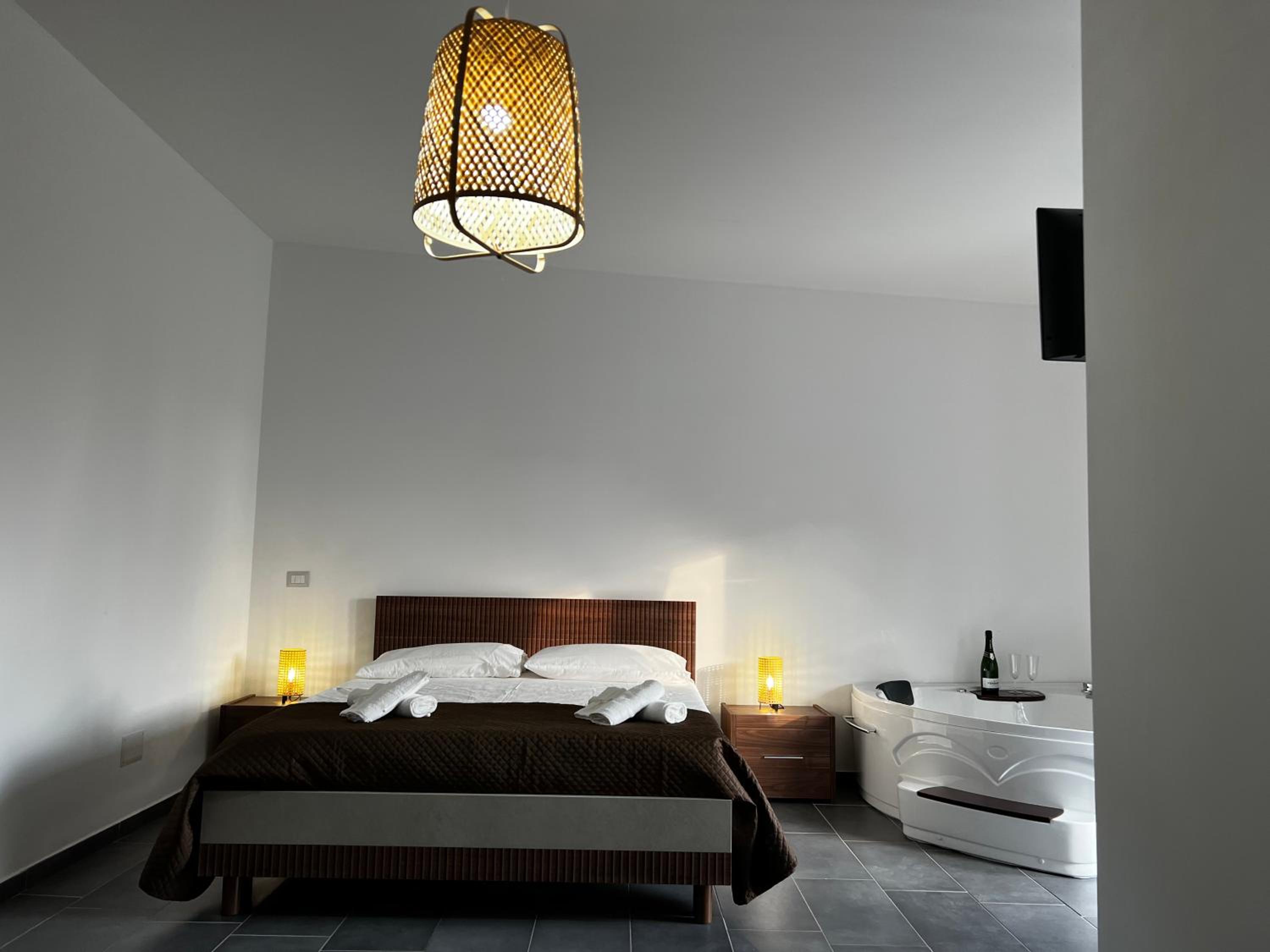 Deluxe Suite with Spa Bath photo 3