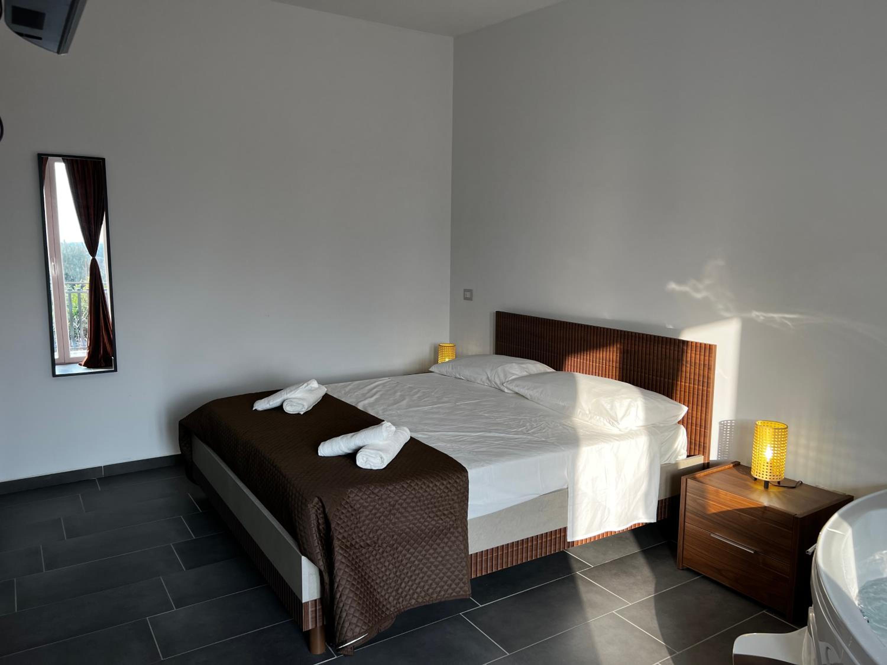 Deluxe Suite with Spa Bath photo 2