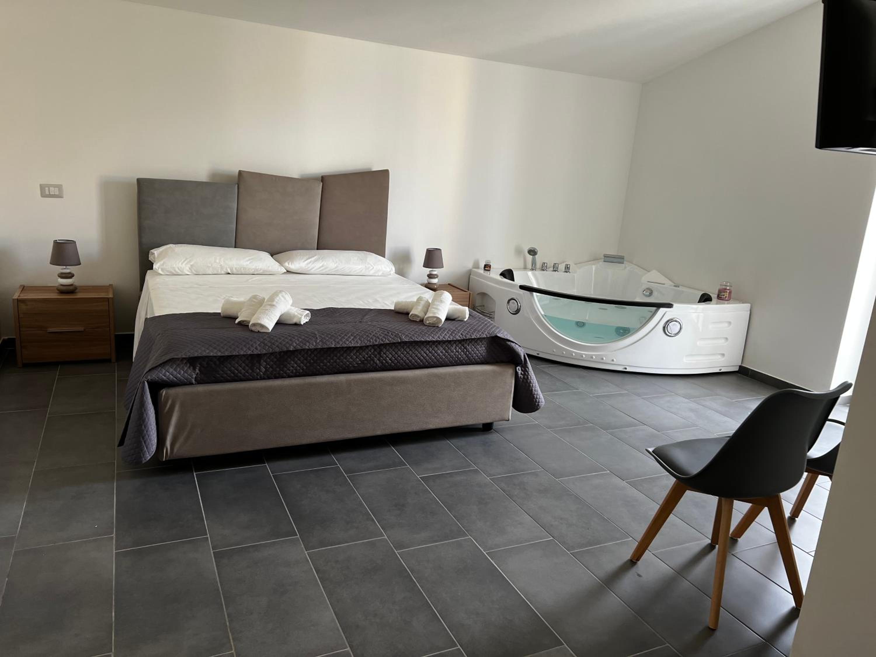 King Suite with Spa Bath photo 1