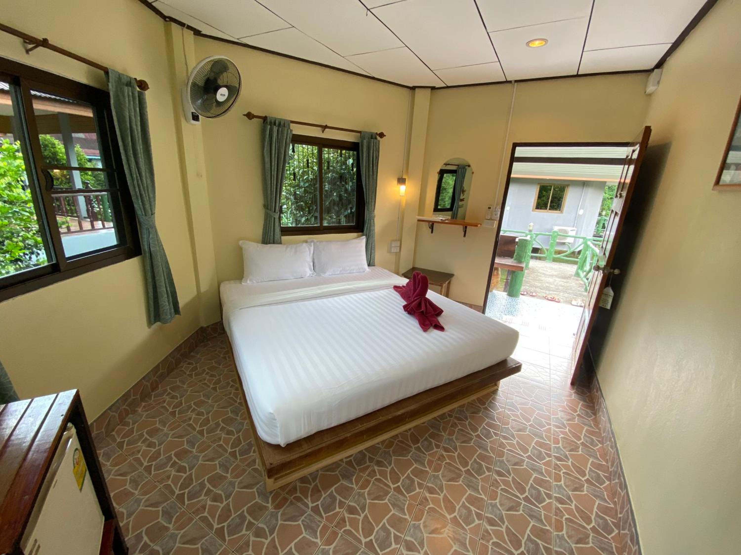 One-Bedroom Bungalow - Photo 2