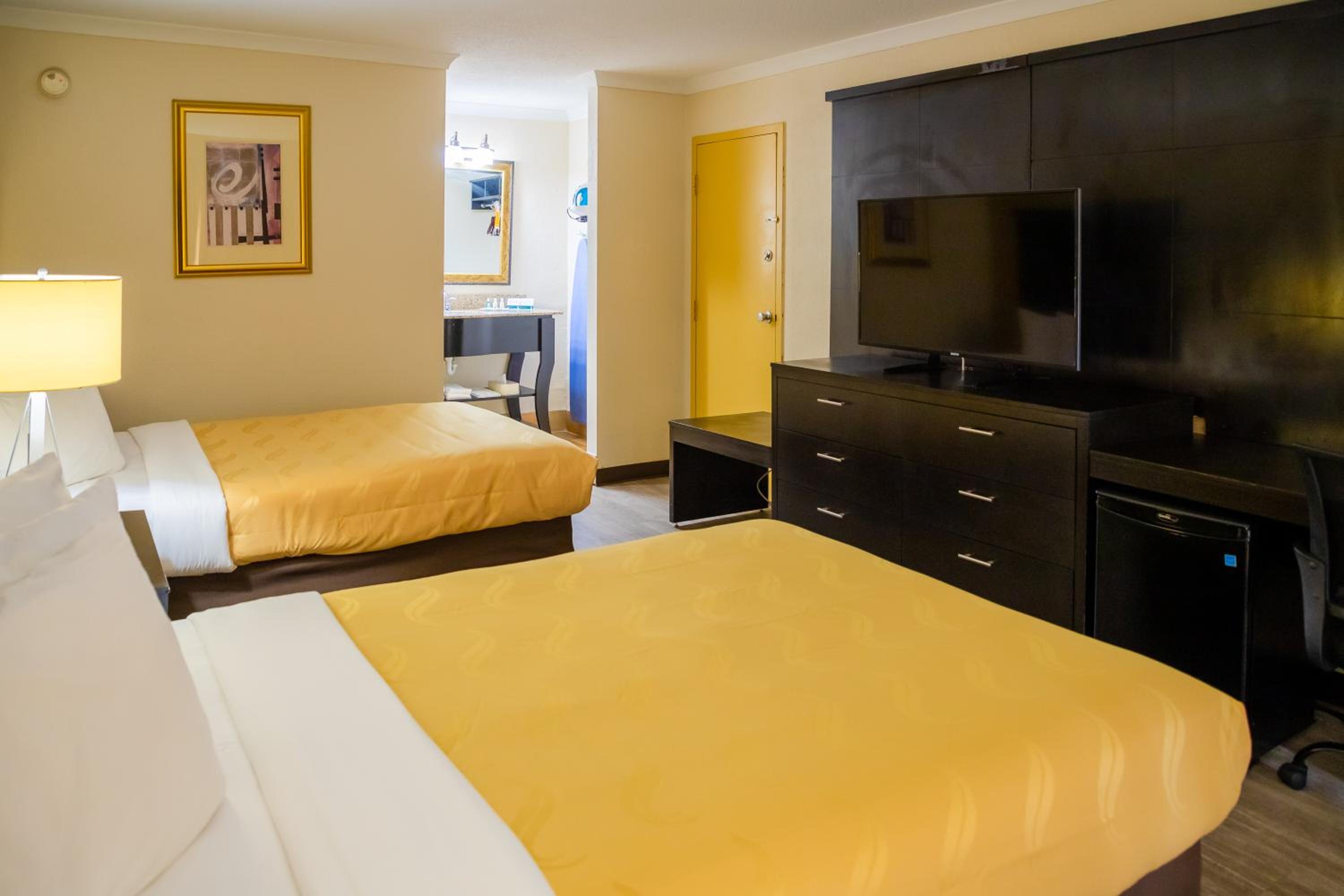 Double Room with Two Double Beds - Smoking - Photo 5
