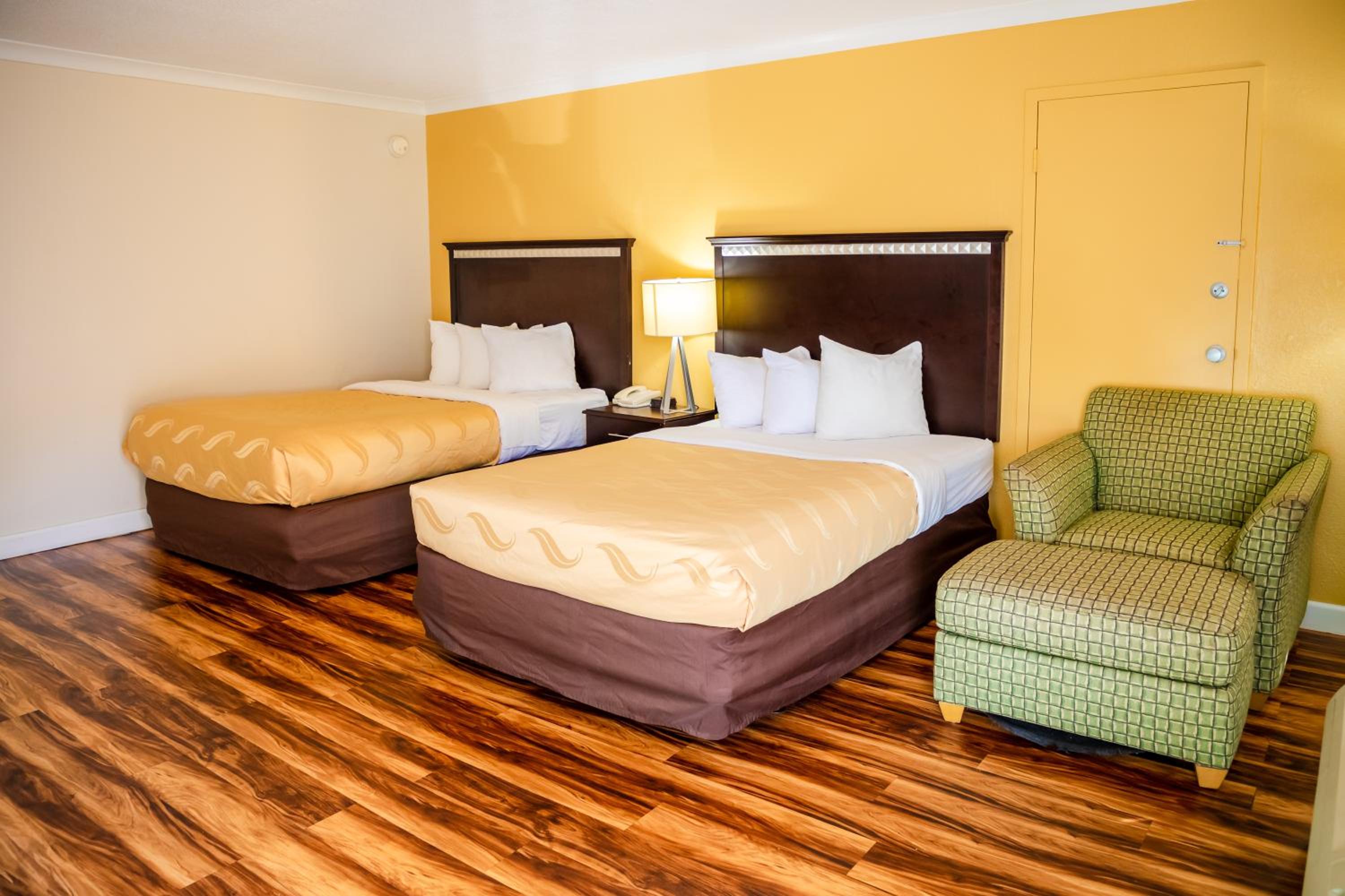 Double Room with Two Double Beds - Smoking - Photo 2