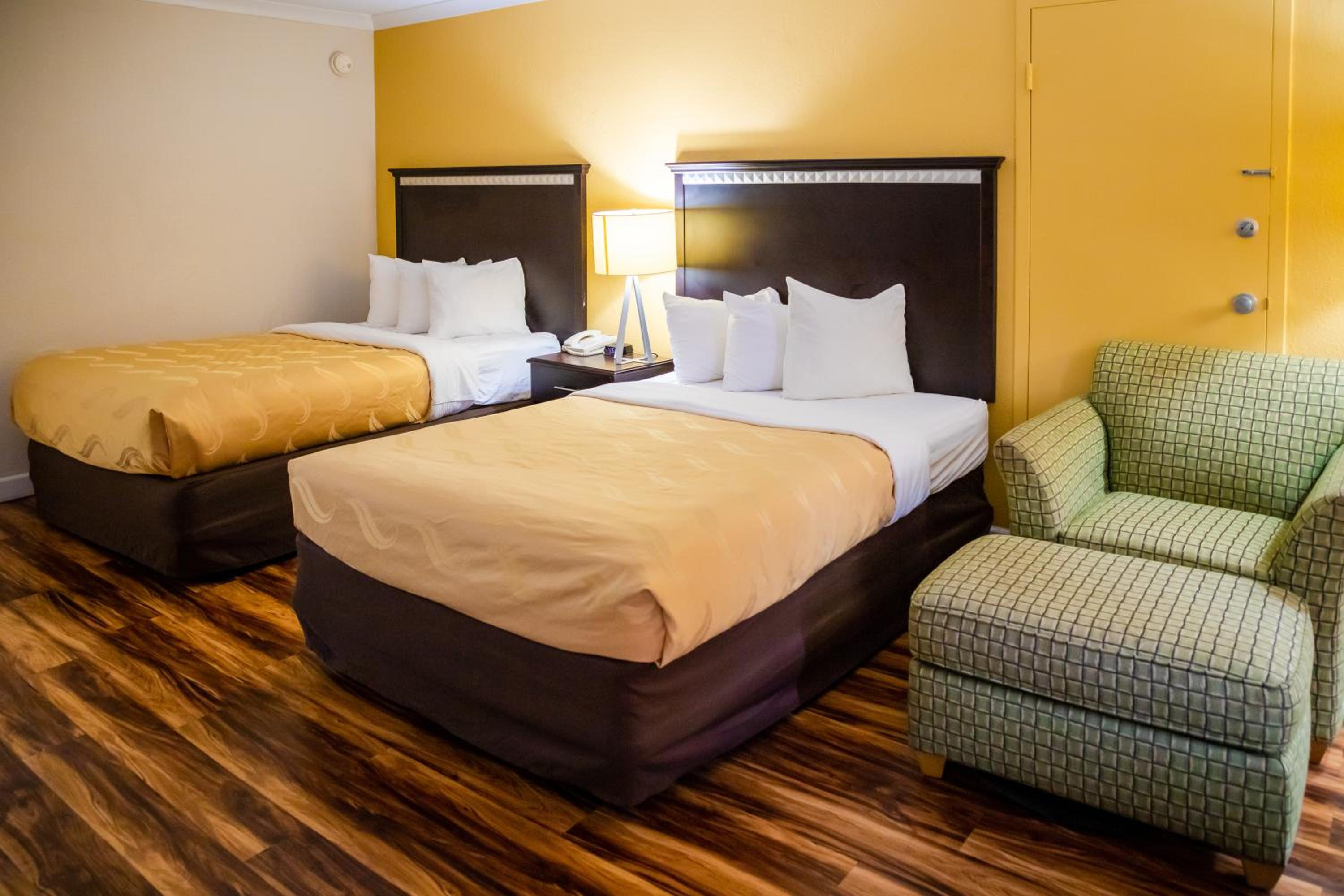 Double Room with Two Double Beds - Smoking - Photo 4