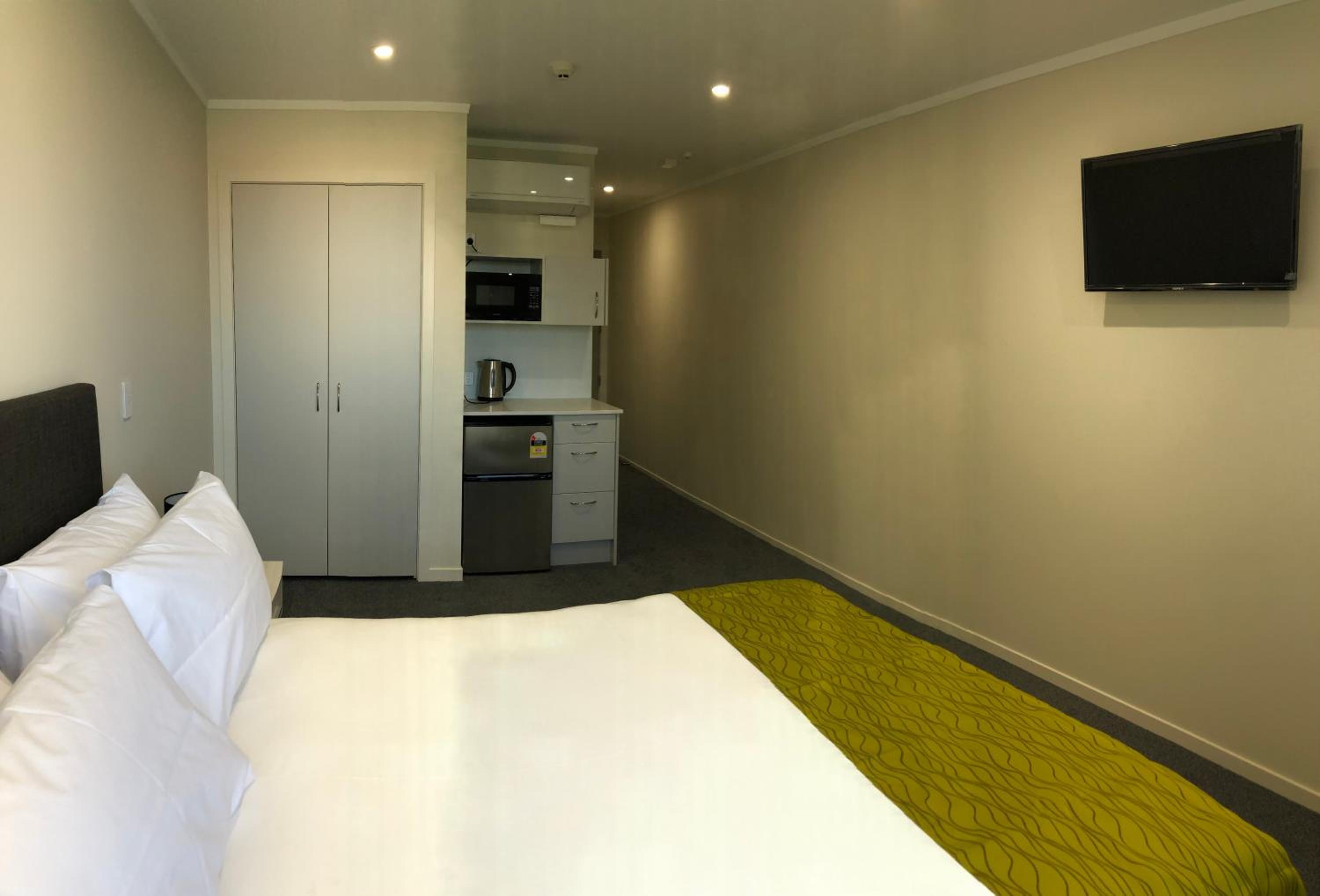 Deluxe Queen Room - Photo 10