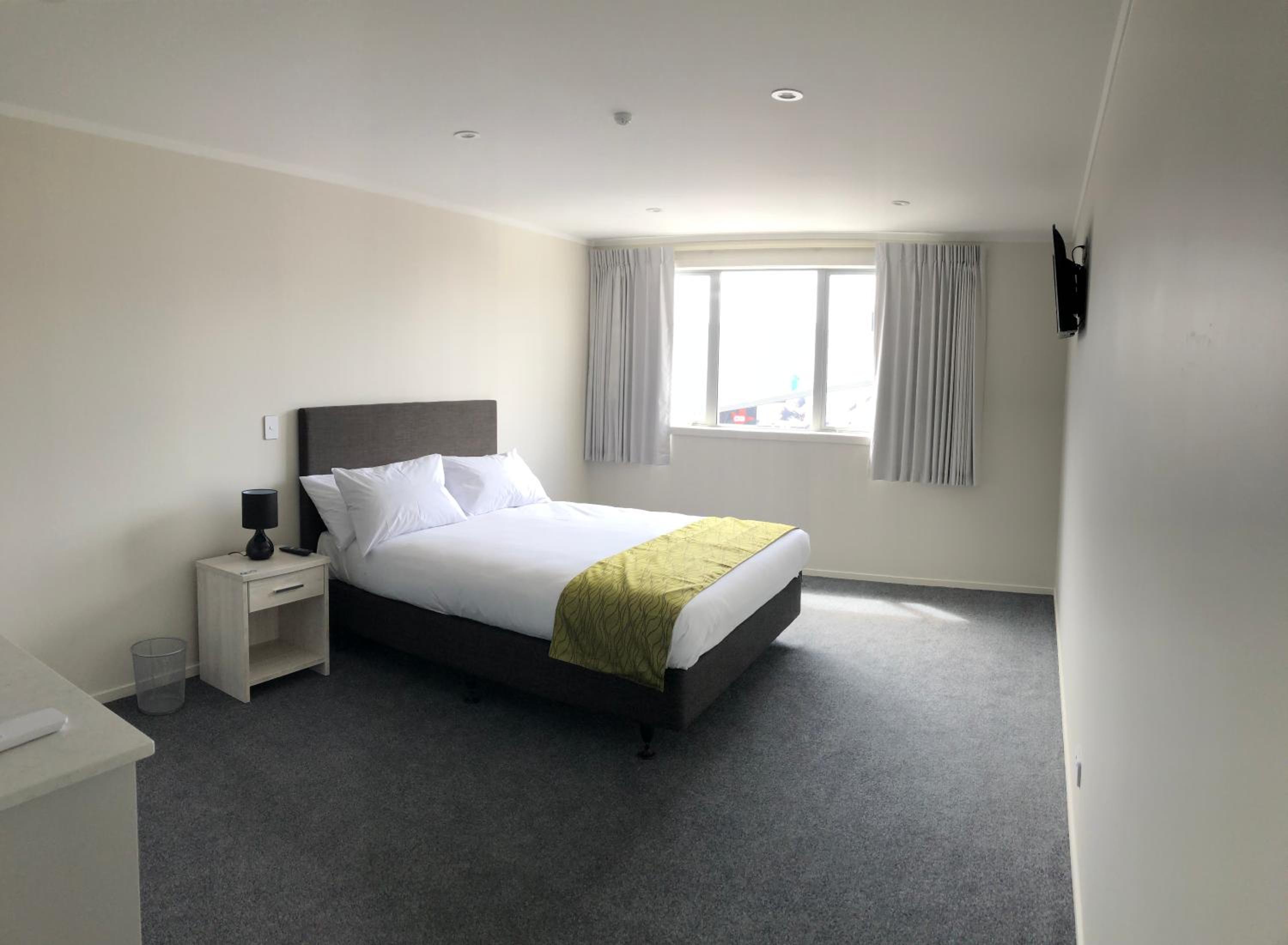 Deluxe Queen Room - Photo 9