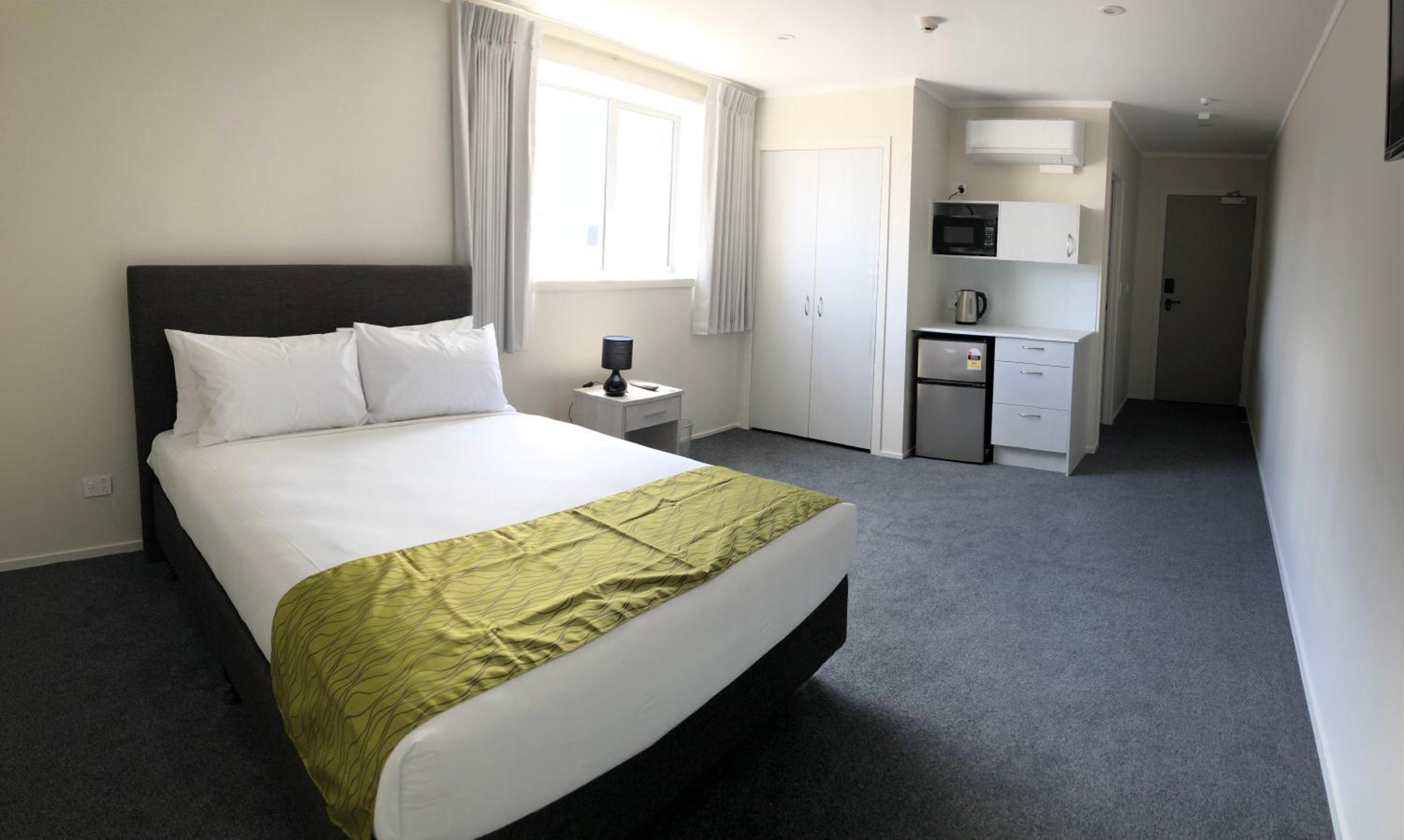 Deluxe Queen Room - Photo 7