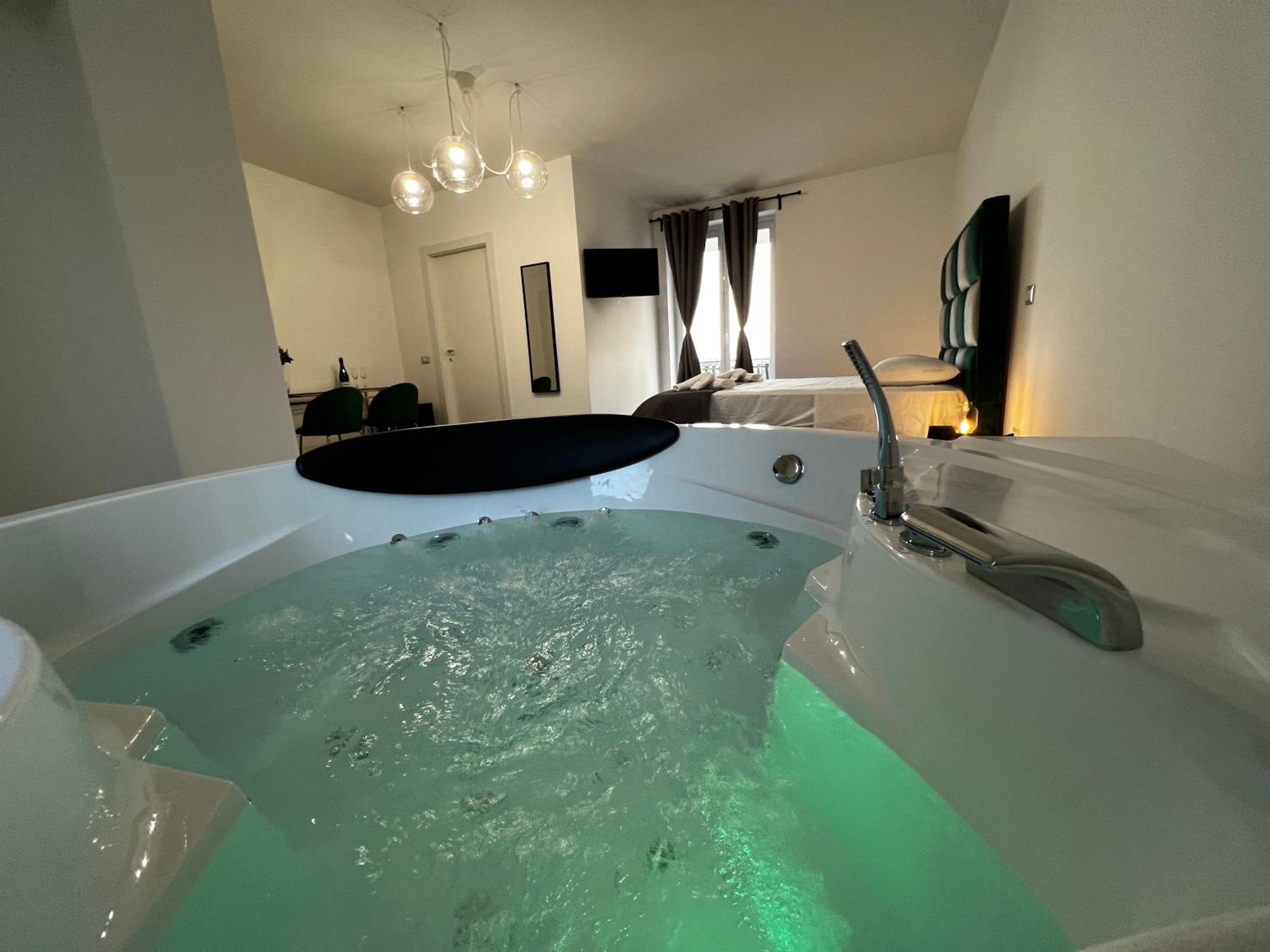 Queen Suite with Spa Bath photo 1