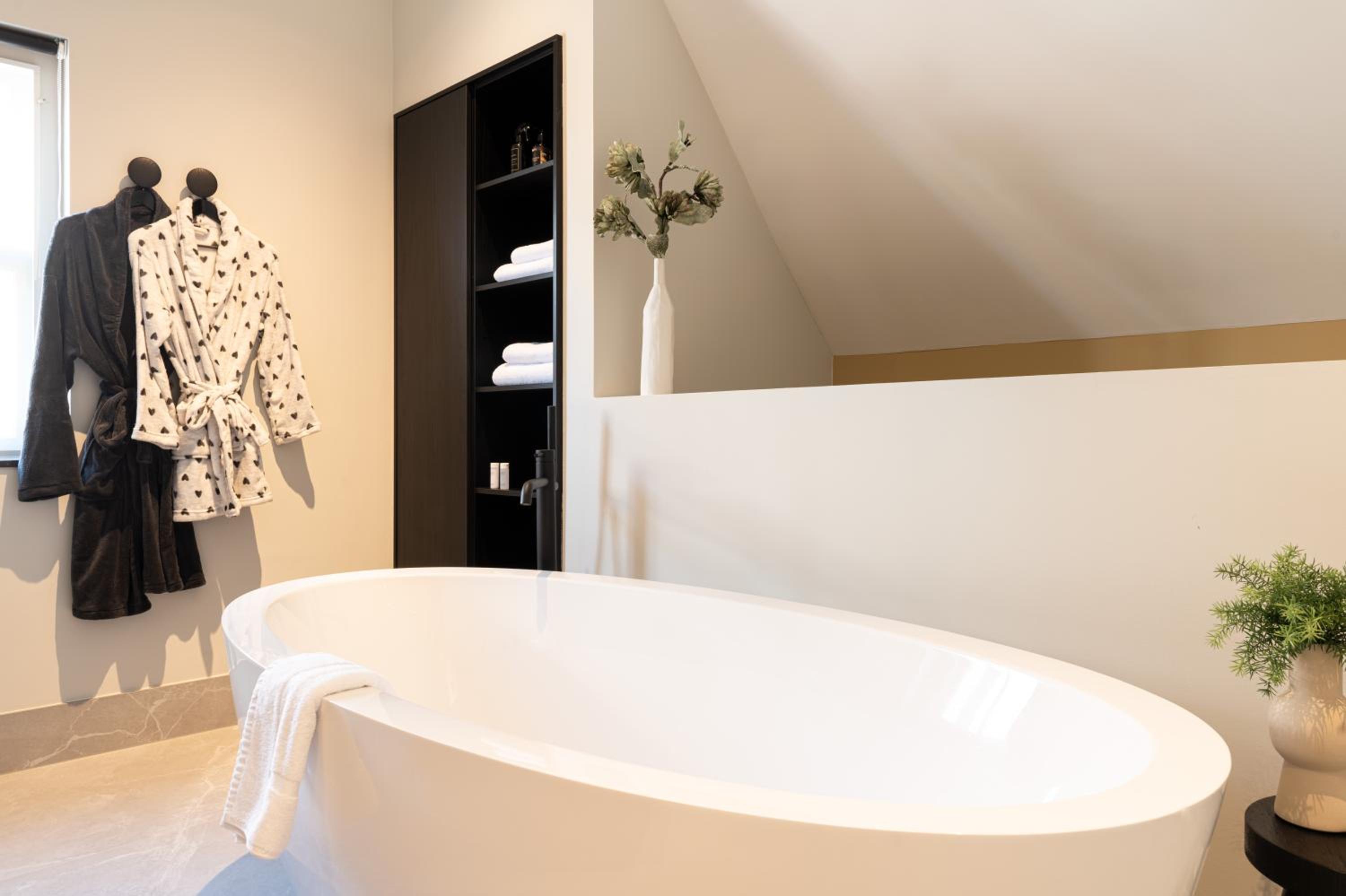 Suite with Balcony - Photo 9
