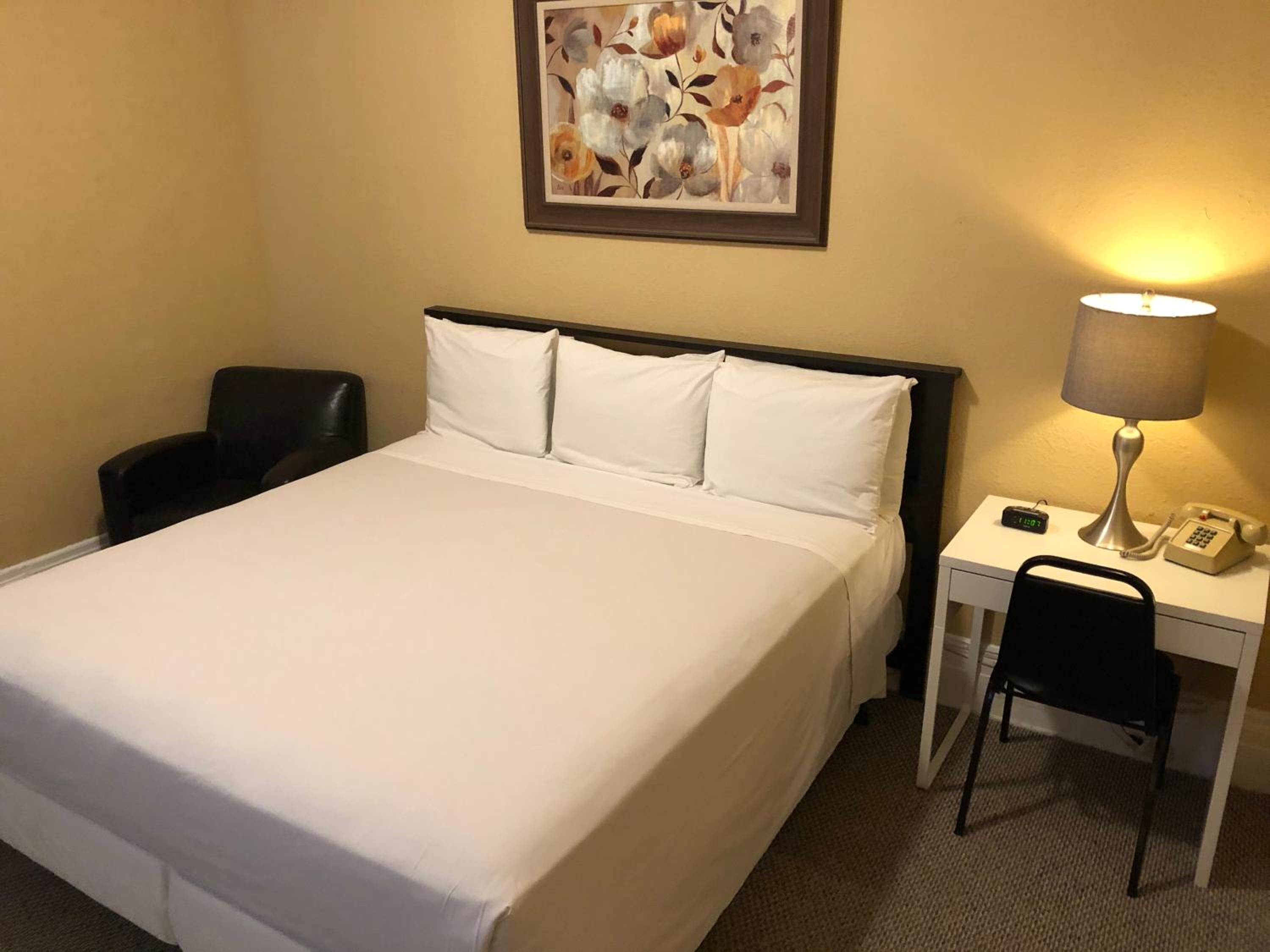 Deluxe King Room - Photo 4