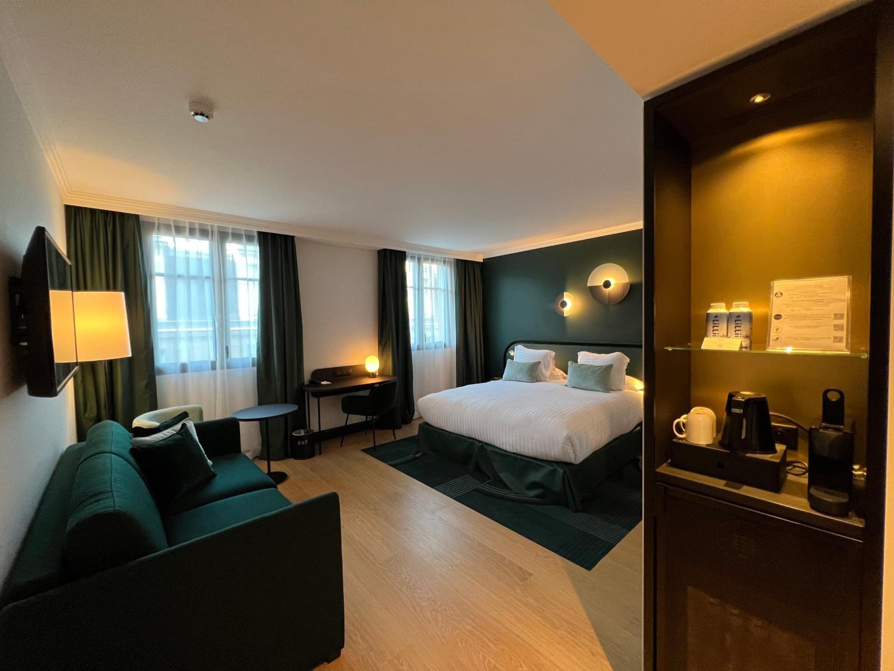 Deluxe Family King Room with Sofa Bed photo 3