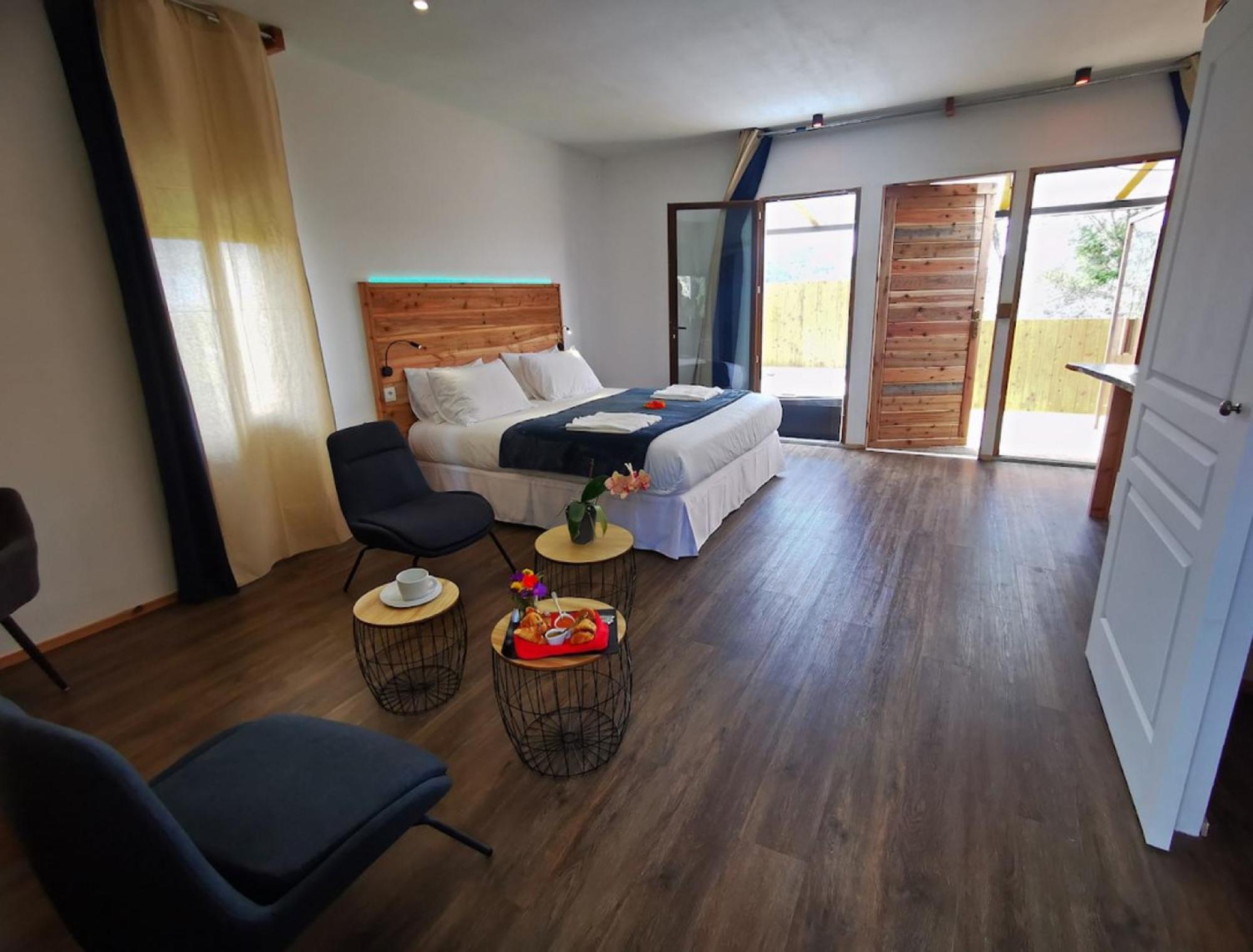 King Room with Balcony - Photo 8