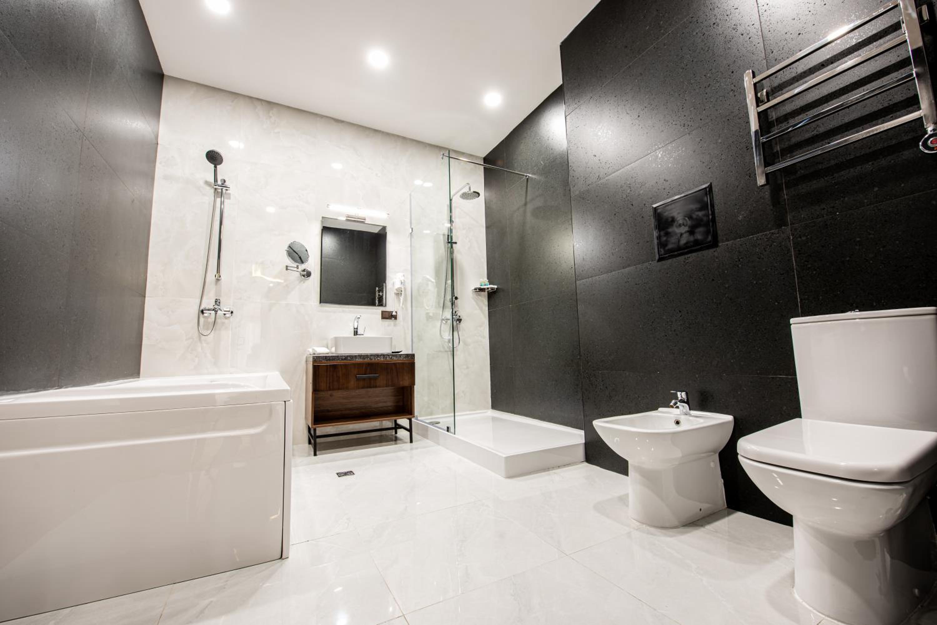 Executive Suite - Photo 6