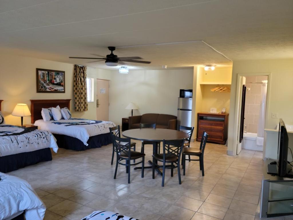 Family Room - Photo 3