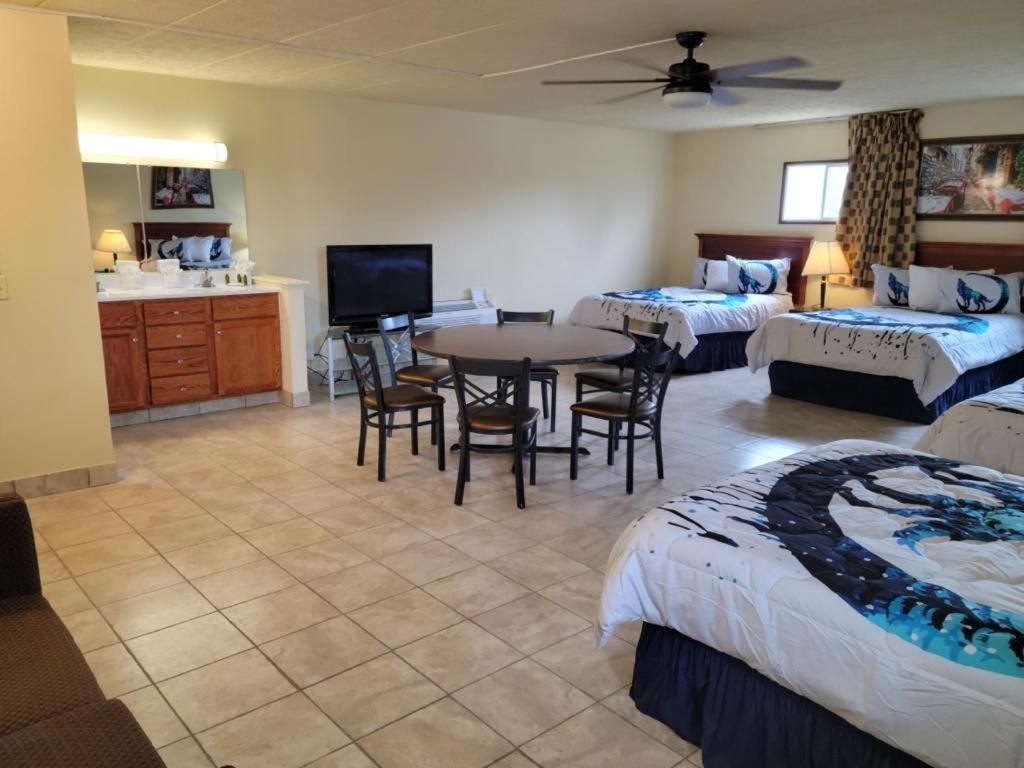 Family Room - Photo 5