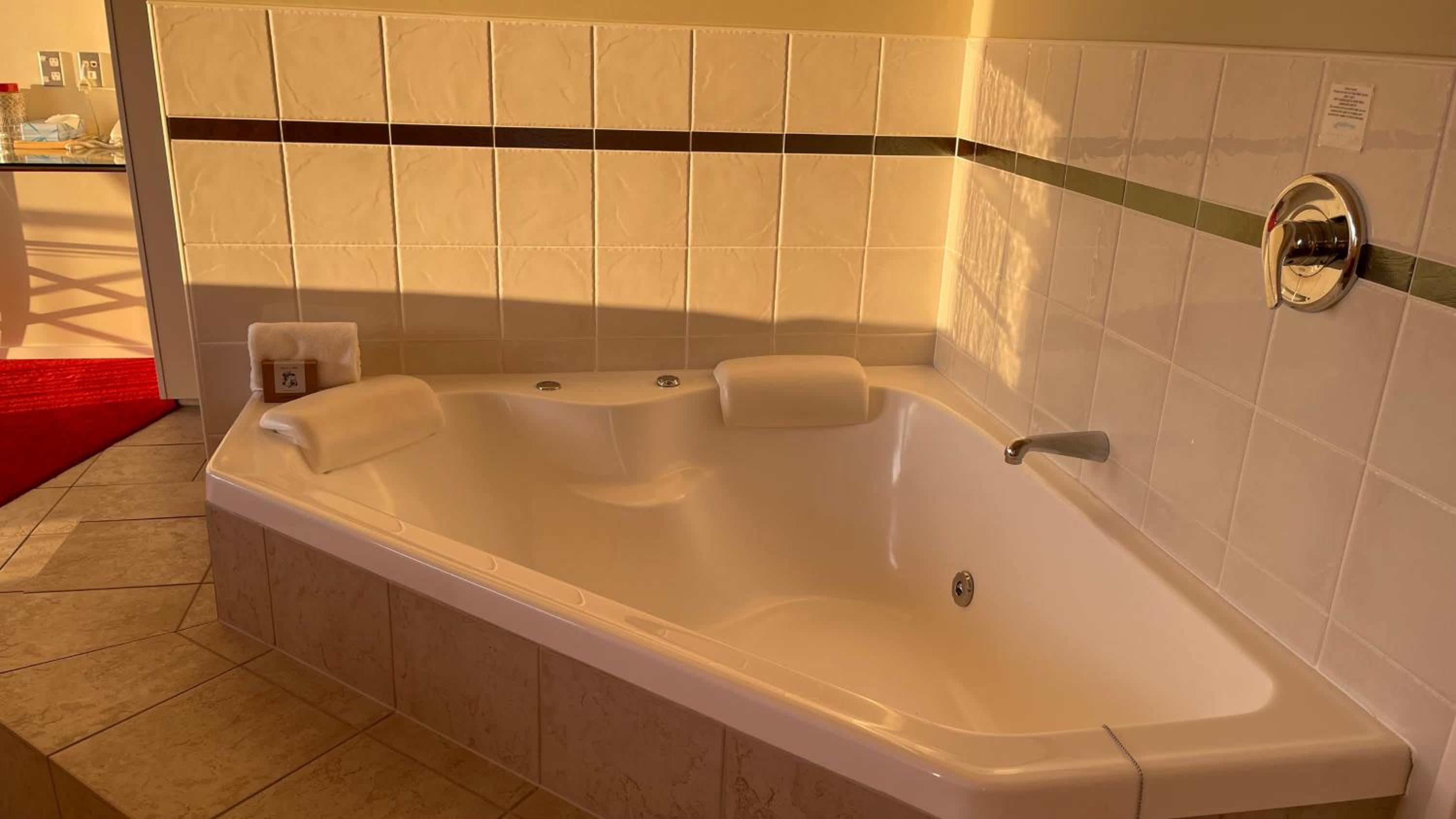 Deluxe Suite with Spa Bath - Photo 6