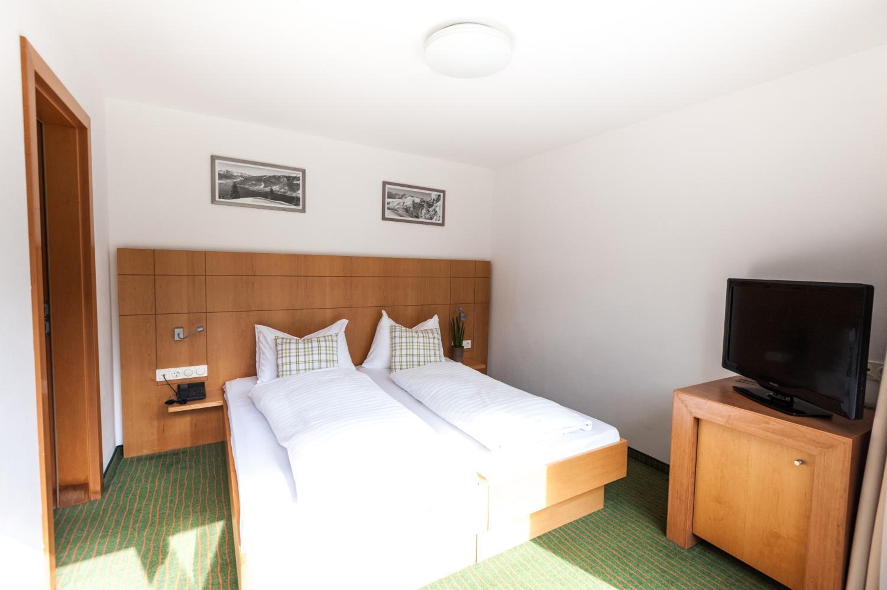Budget Double Room - Photo 2