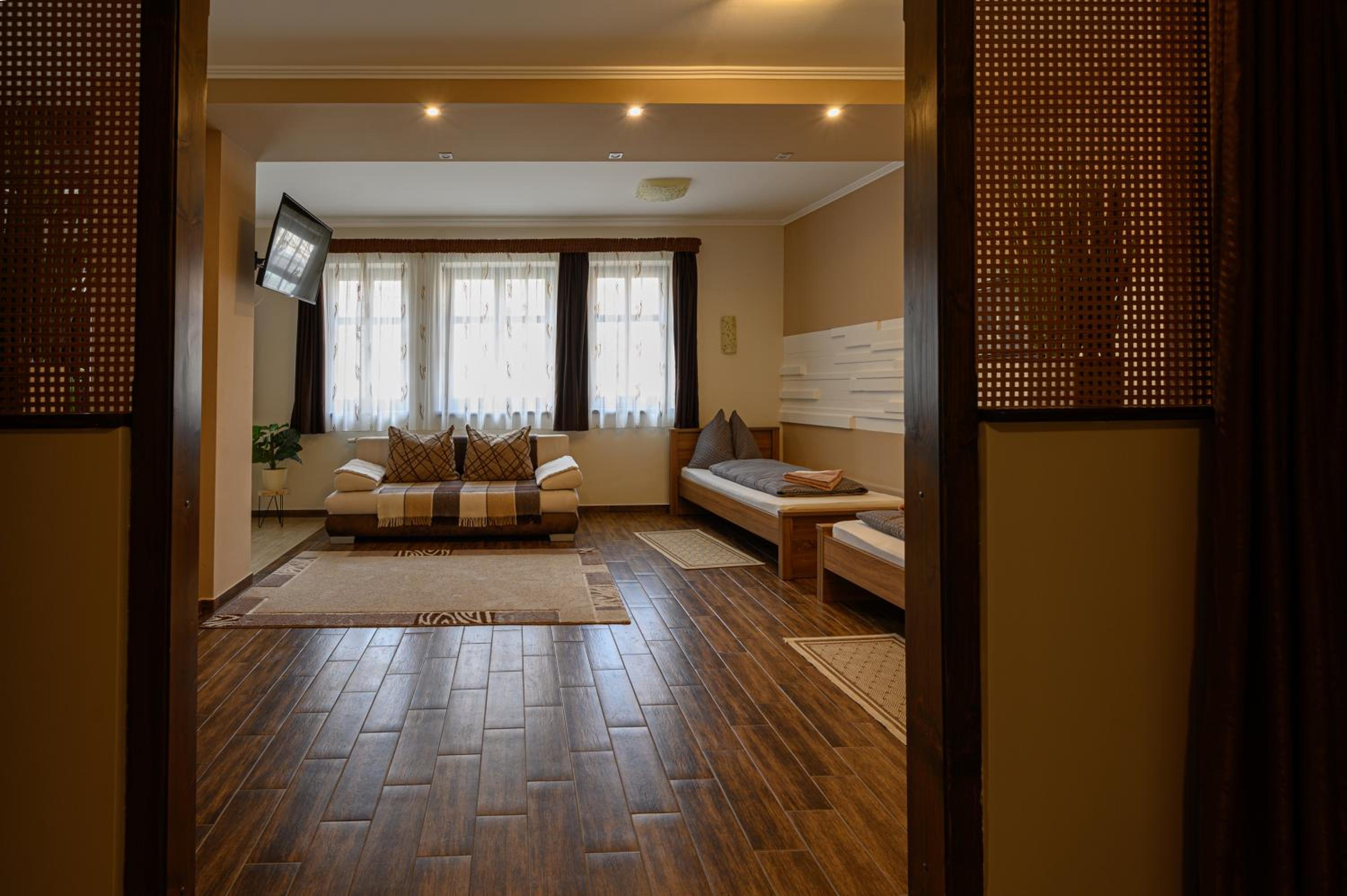 Deluxe Family Room - Photo 12