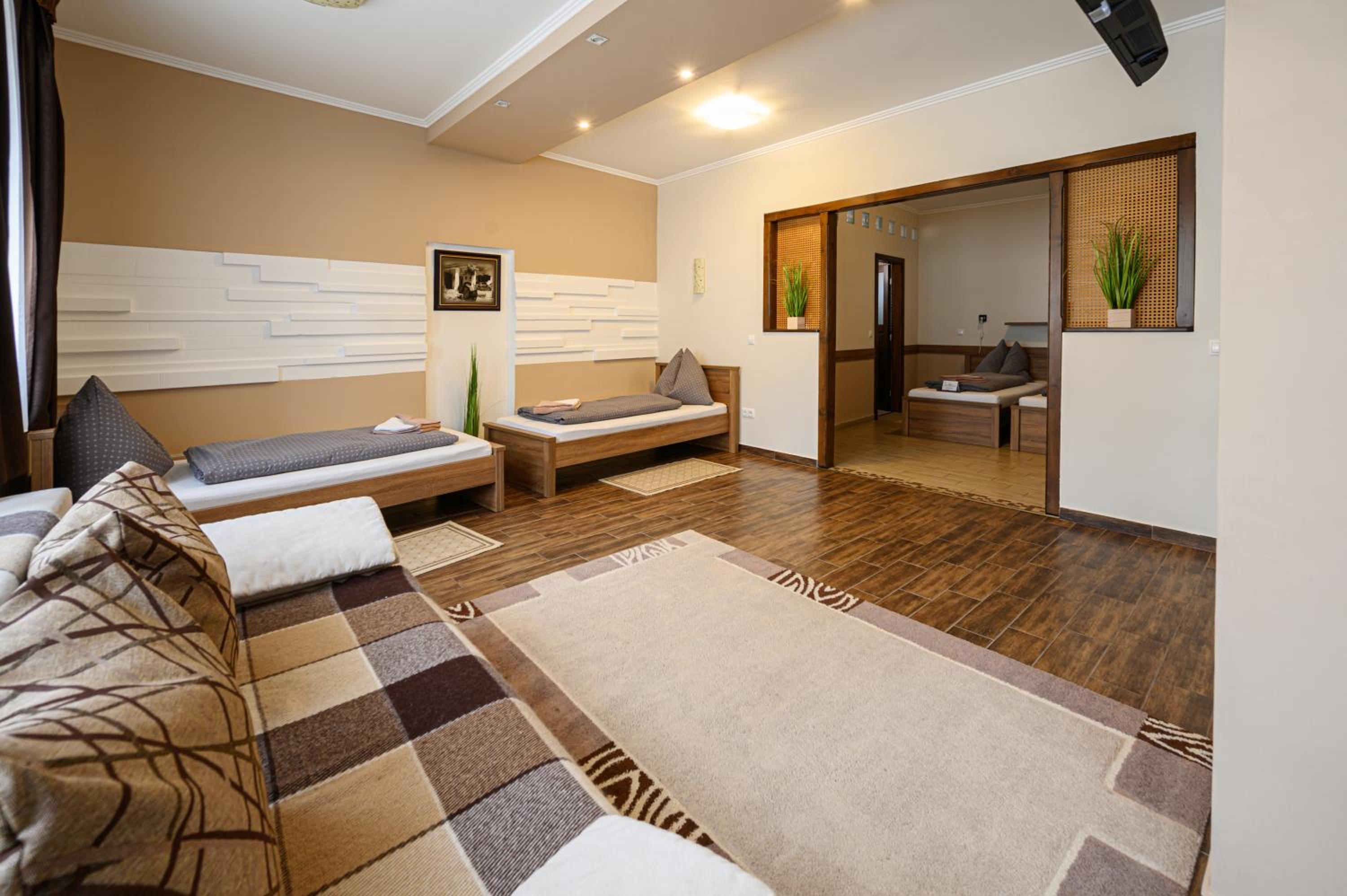 Deluxe Family Room - Photo 13