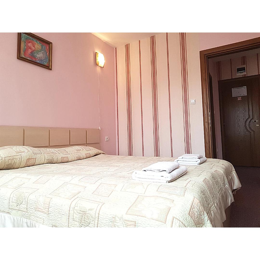 One-Bedroom Suite - Photo 3