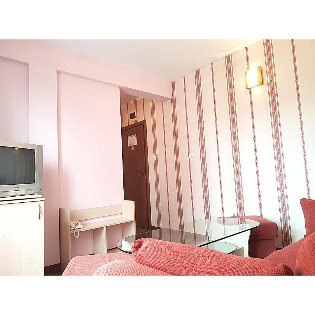 One-Bedroom Suite - Photo 2