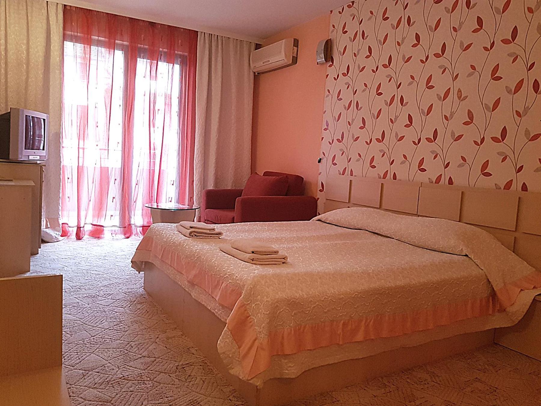 Double Room with Balcony - Photo 2