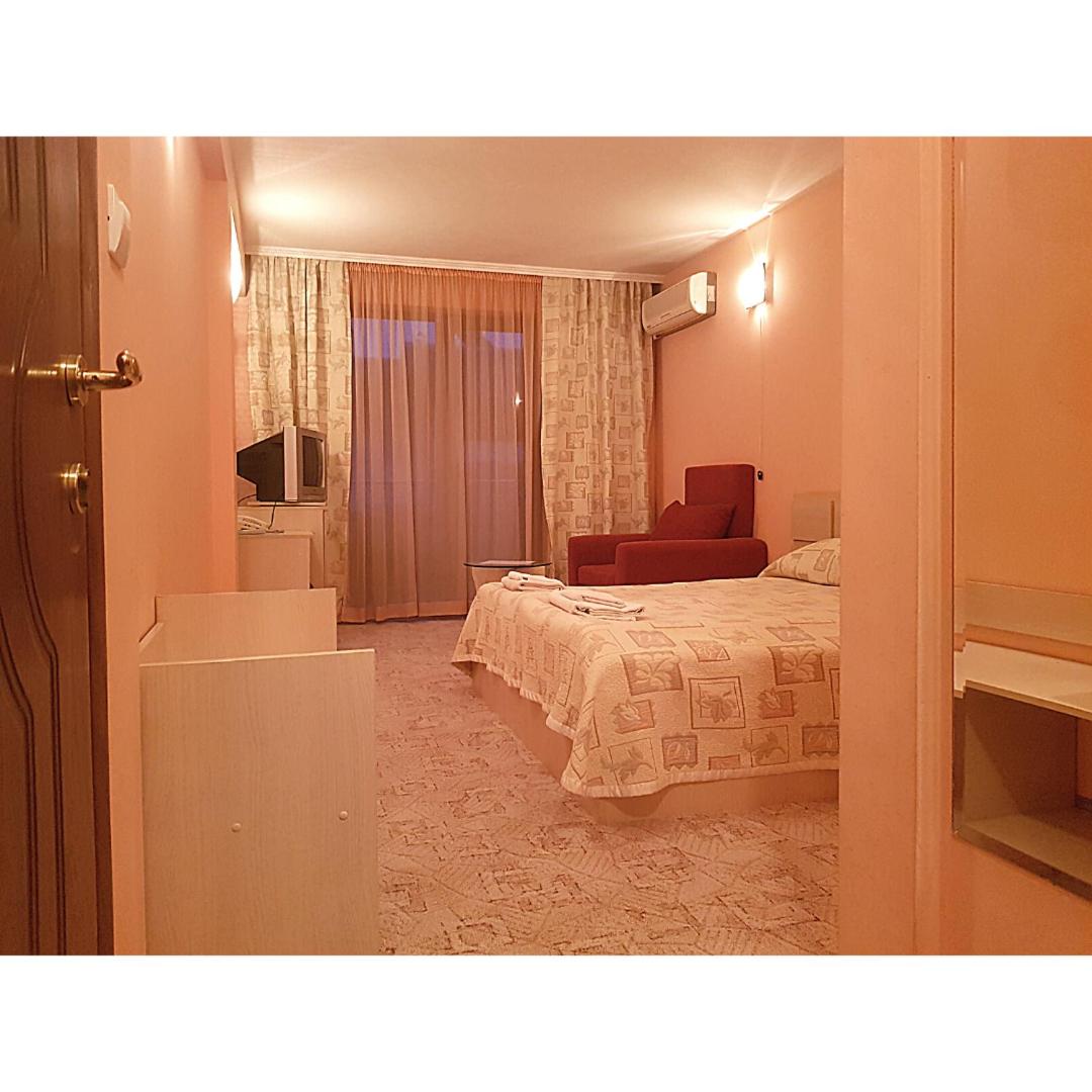 Double Room with Balcony - Photo 3