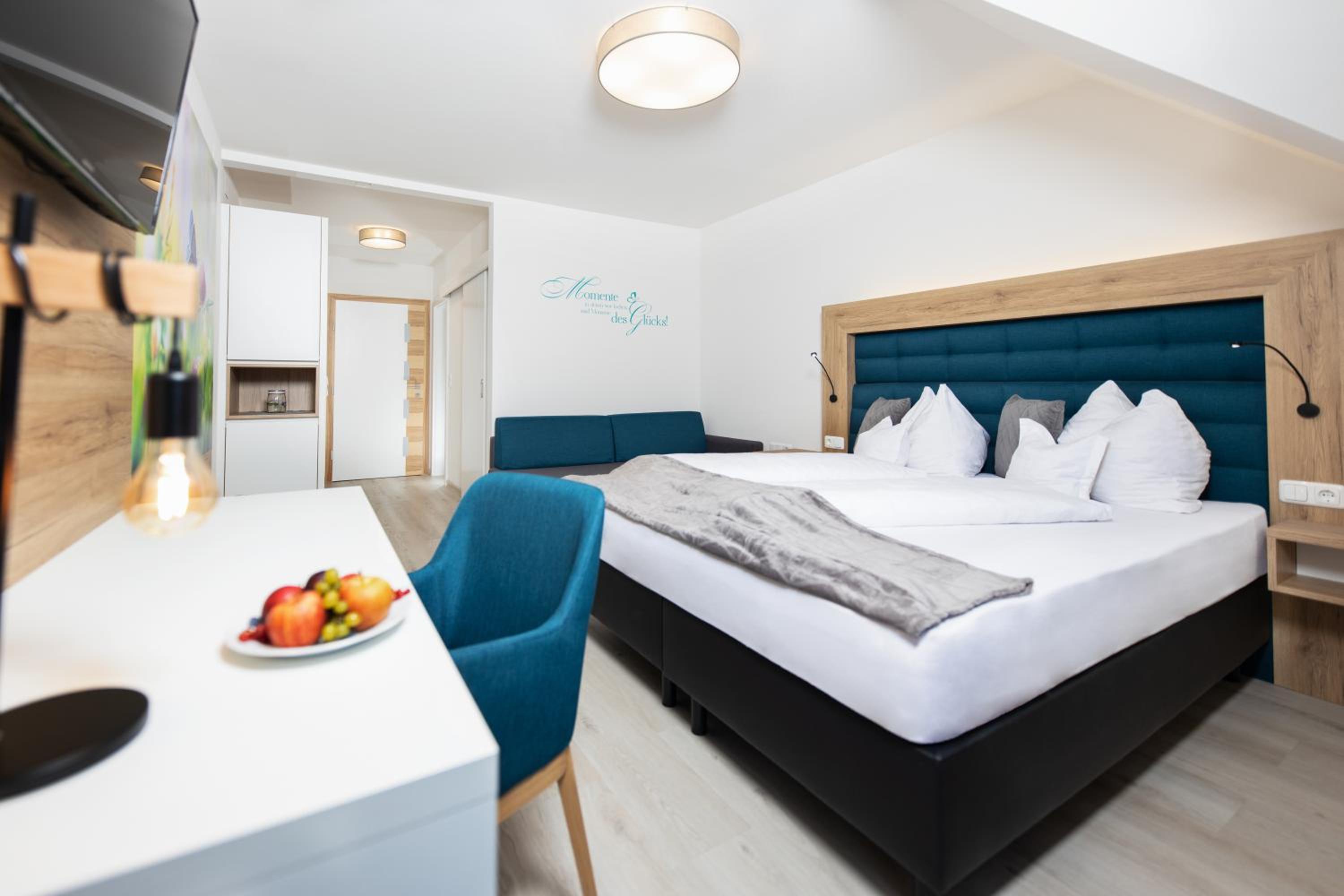 Deluxe Double Room with Balcony - Photo 6