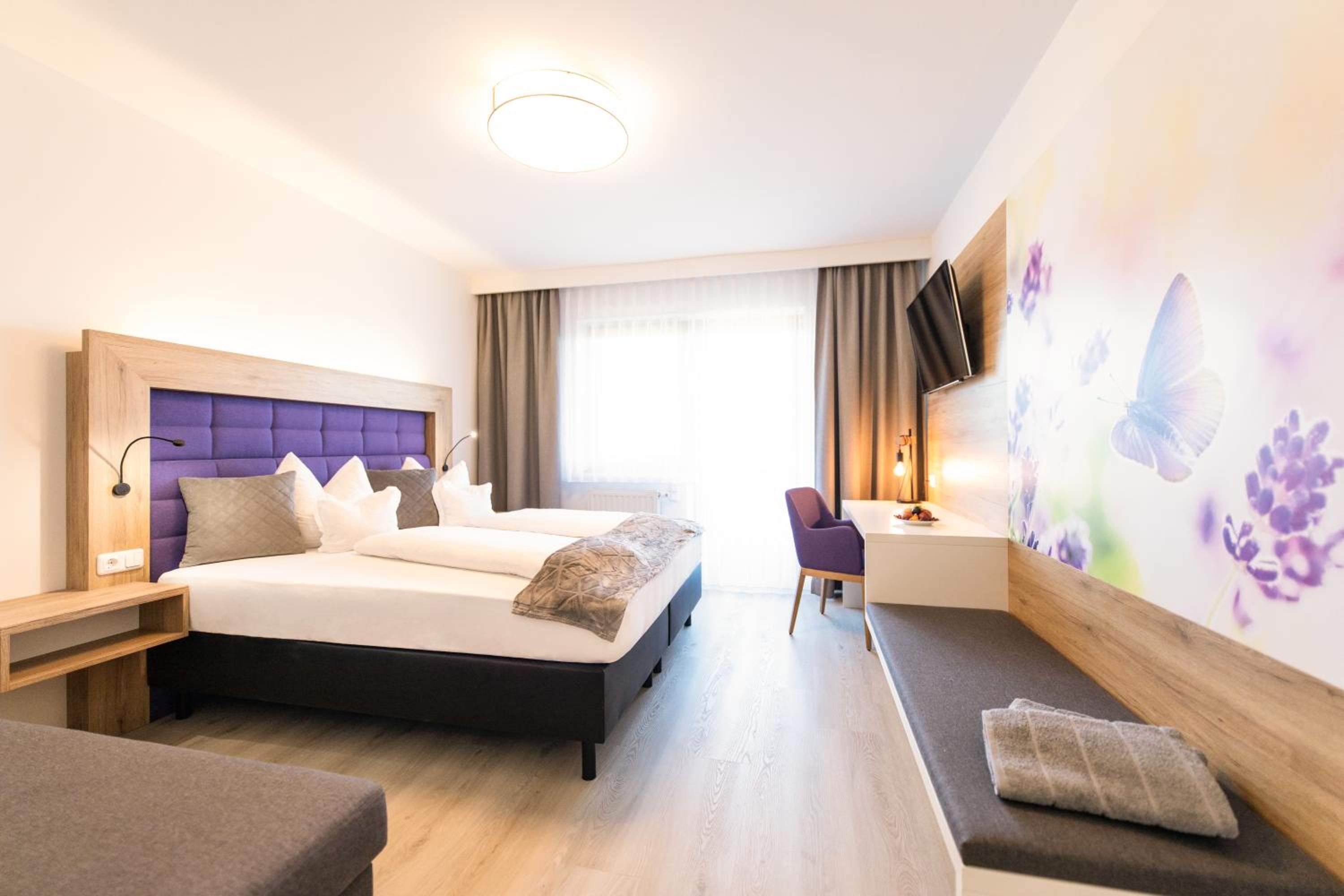 Deluxe Double Room with Balcony - Photo 7