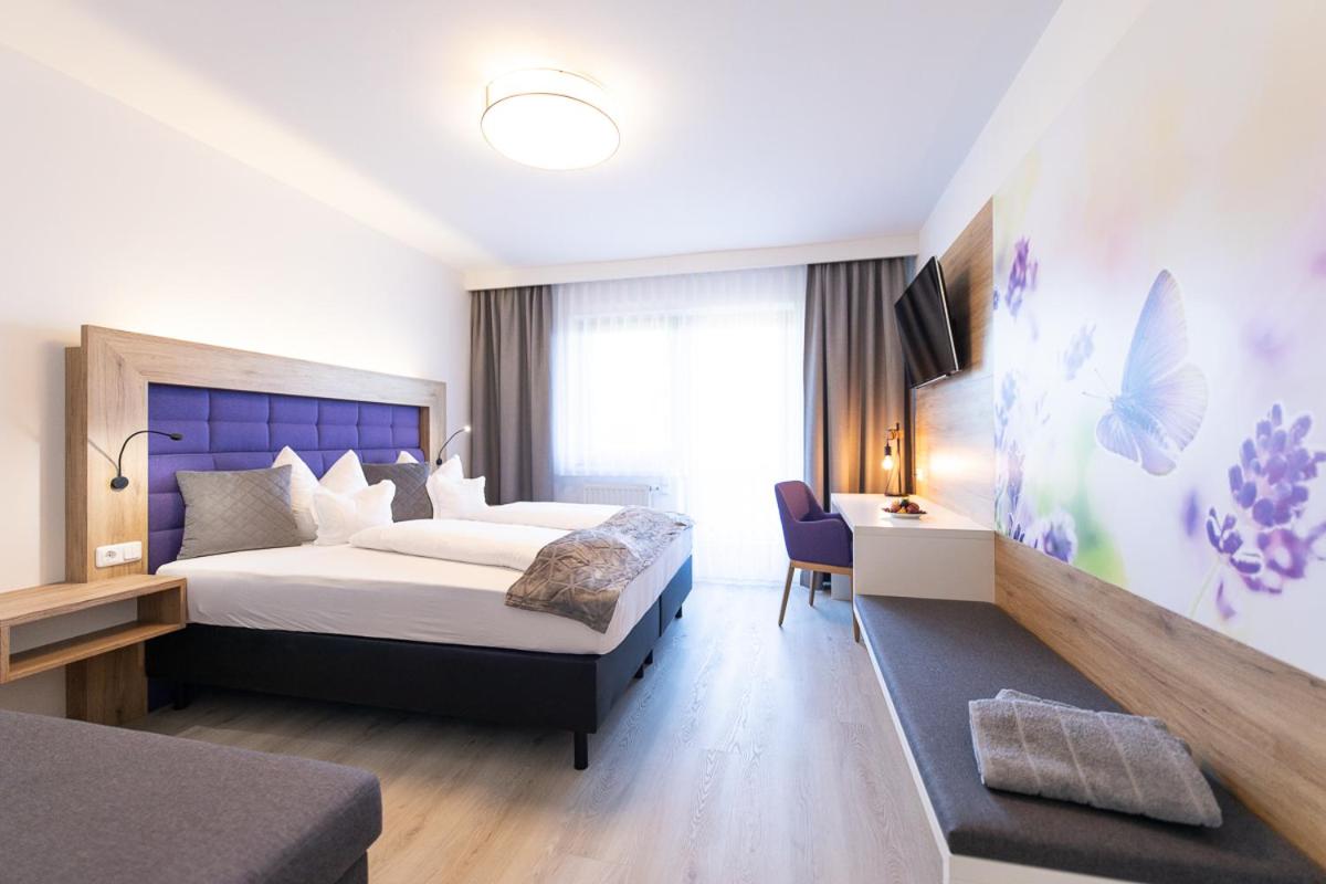 Deluxe Double Room with Balcony - Photo 4
